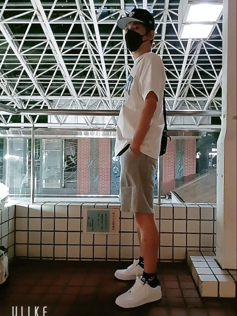 ホワイト系のTシャツ/カットソー、グレー系のスウェットパンツ、ホワイト系のスニーカーを着用したメンズの秋コーディネートの2枚目の写真