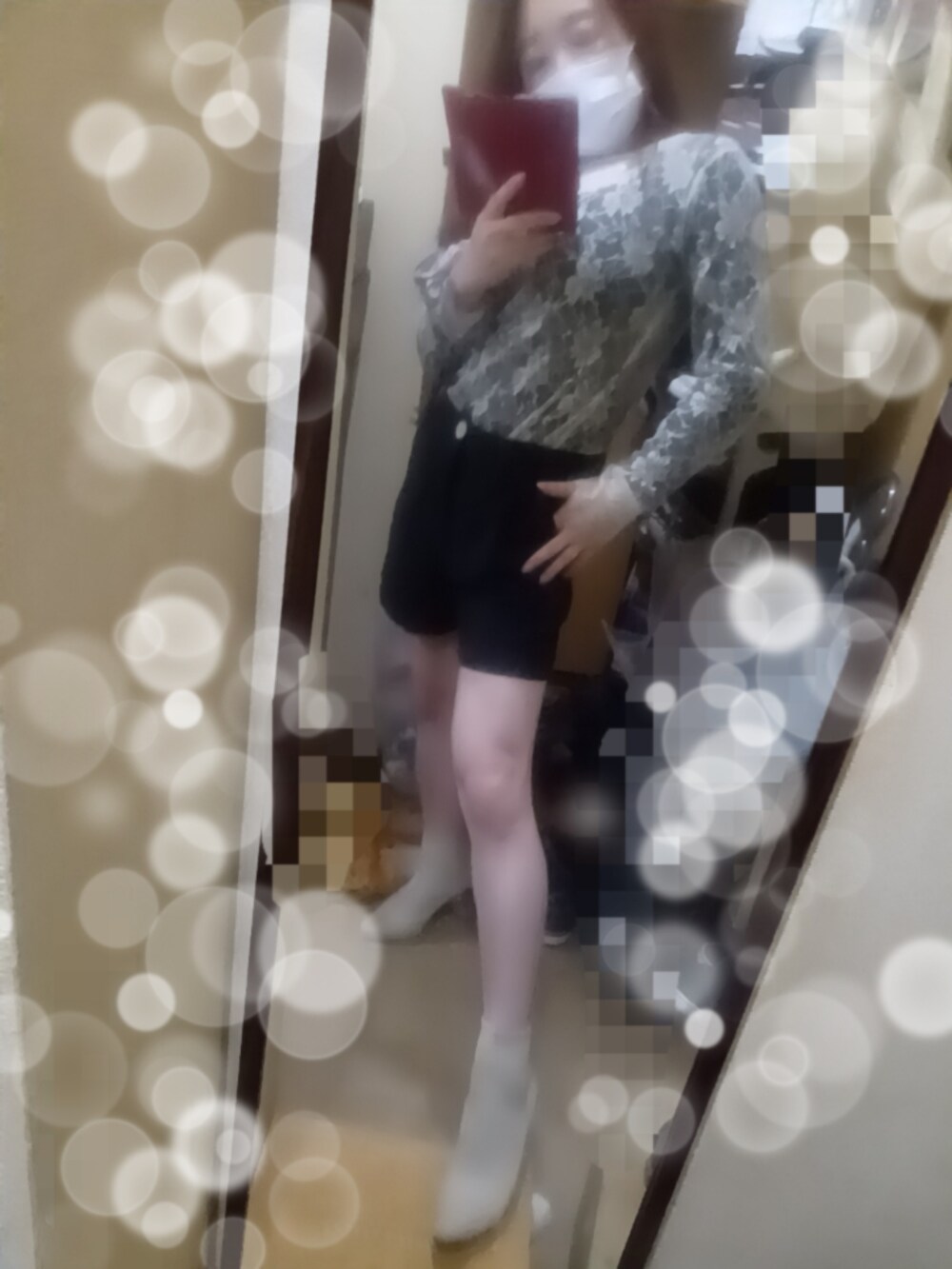 ベージュ系のその他トップス、ブラック系のその他パンツ、ブラック系のテーラードジャケットを着用したレディースの春コーディネートの2枚目の写真