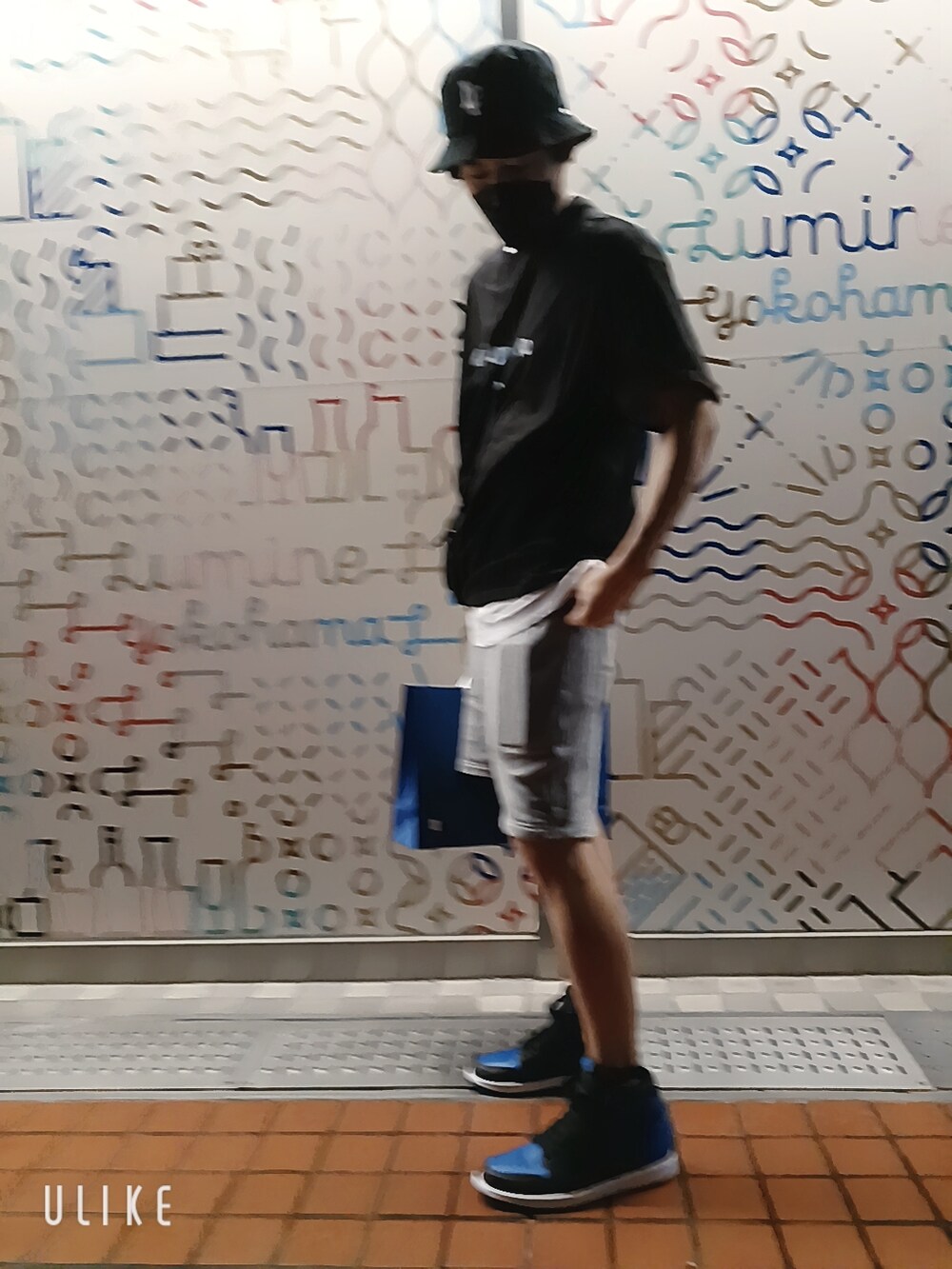 ブルー系のスニーカー、グレー系のスウェットパンツ、ブラック系のTシャツ/カットソーを着用したメンズの夏コーディネートの3枚目の写真