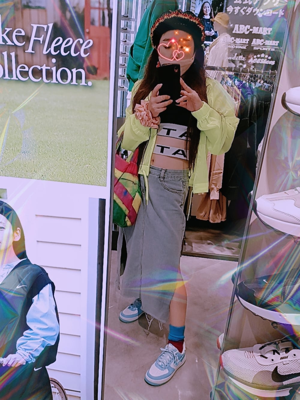 ブルー系のスニーカー、ブルー系のスカート、ブラック系のタンクトップを着用したレディースの秋コーディネートの4枚目の写真