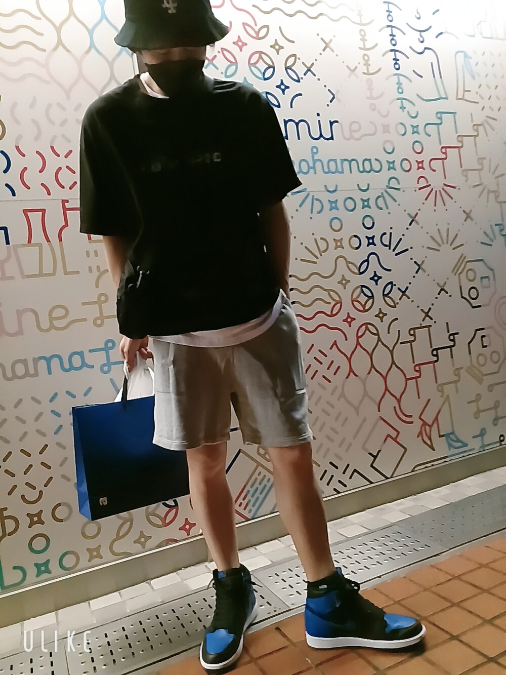 ブルー系のスニーカー、グレー系のスウェットパンツ、ブラック系のTシャツ/カットソーを着用したメンズの夏コーディネートの2枚目の写真