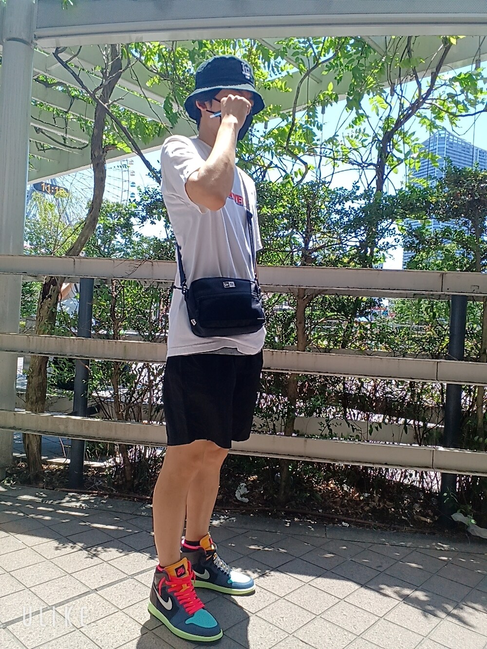 その他のスニーカー、ブラック系のその他パンツ、ホワイト系のTシャツ/カットソーを着用したメンズの夏コーディネートの2枚目の写真