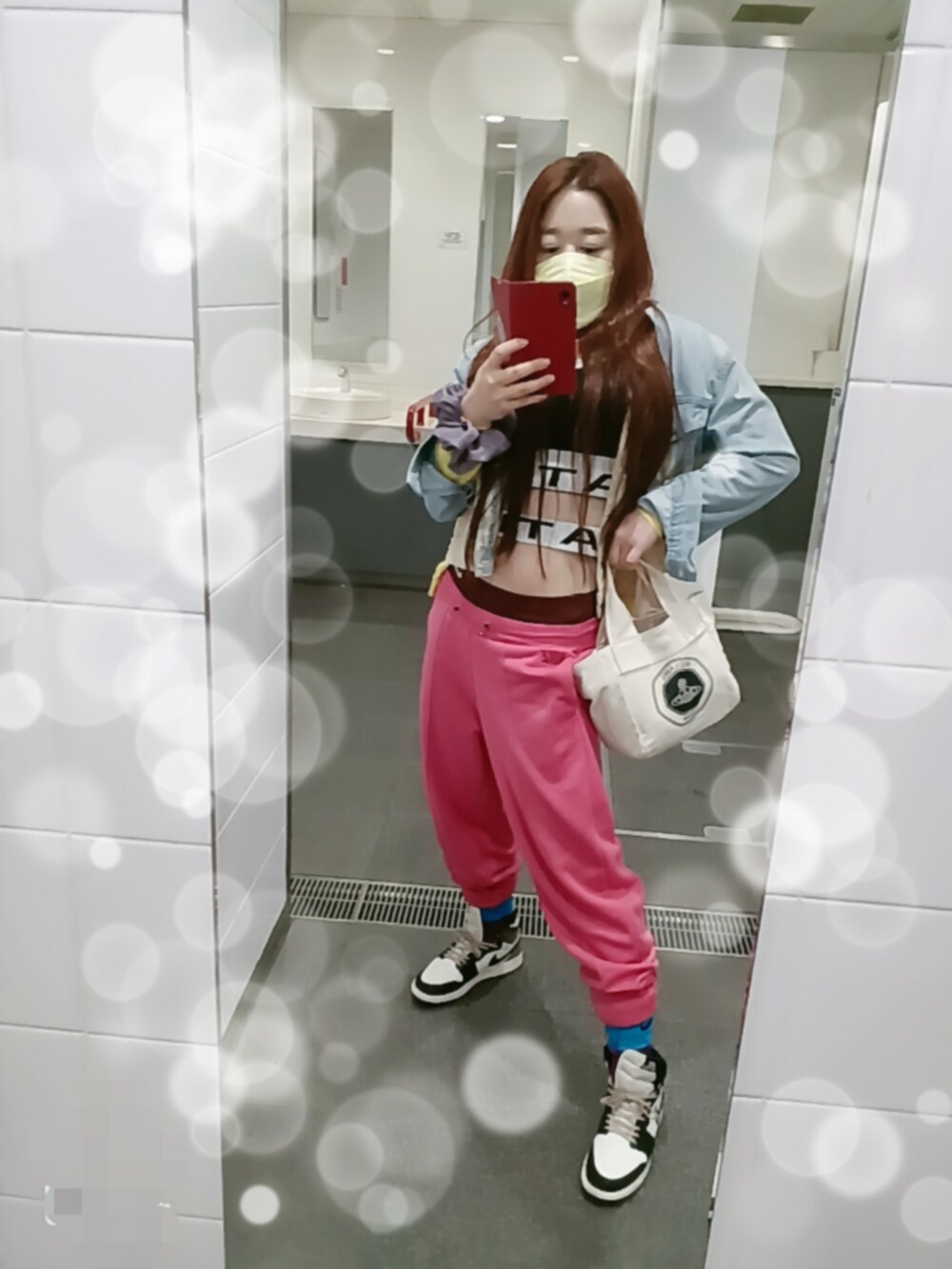 「はじめましてコーデ、休日コーデ、ラクチンコーデ、春、おしゃれさんと繋がりたい、スニーカー好きと繋がりたい、スニーカー女子、身長150cmファッション、おちびさん、スウェットパンツ、ハイカツトスニーカー、ナイキコーデ、AIR JORDAN」｜「NIKEのNIKE/ナイキ WS NSW フリース ジョガー パンツHR/ウィメンズ NSW フリース ジョガー パンツ HR（スウェットパンツ、ピンク系）」を使った、itsuka&Tさん（レディース・150cm）の春コーディネートの2枚目の写真