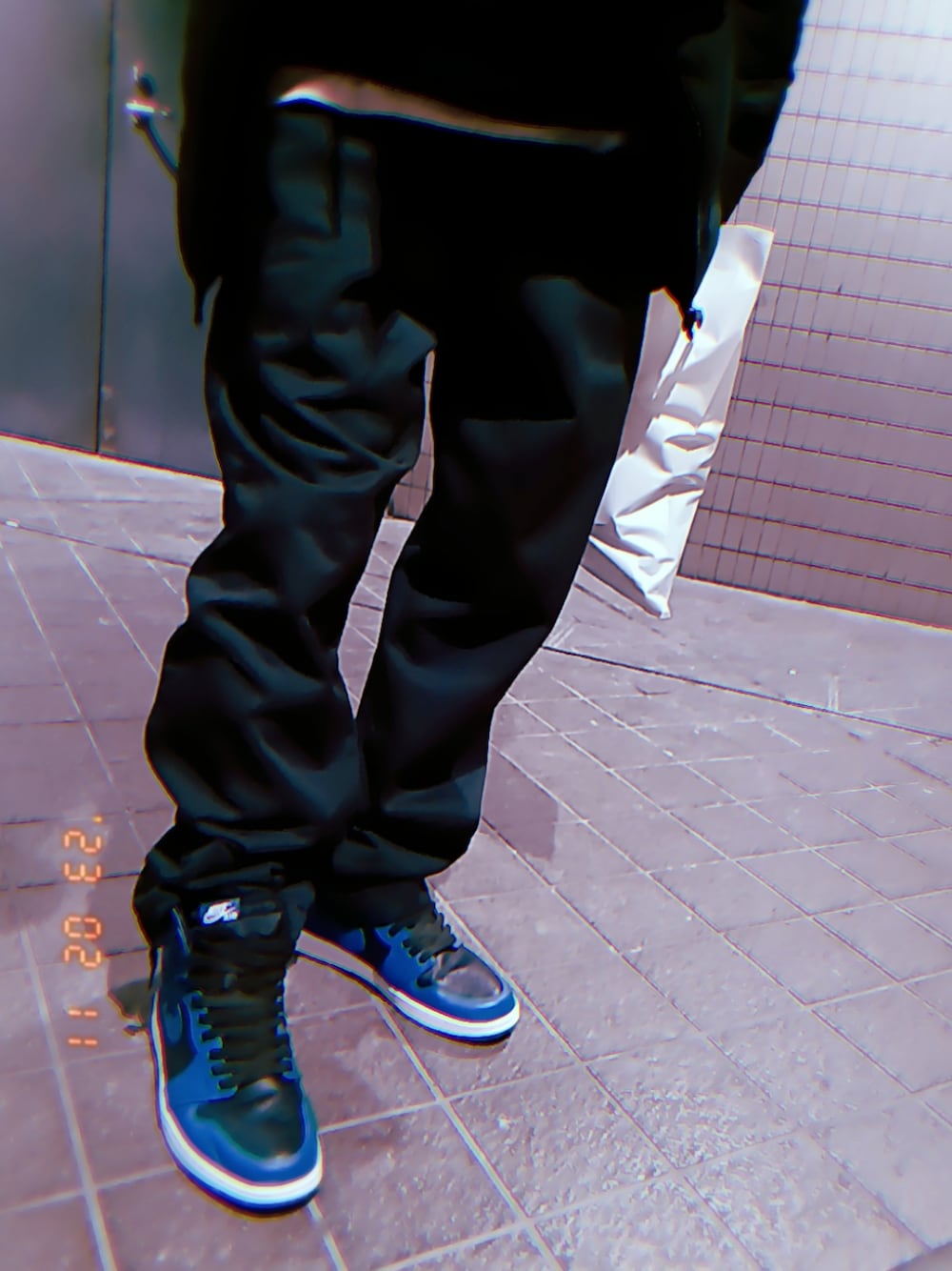 ブルー系のスニーカー、ブラック系のその他パンツ、ブルー系のパーカーを着用したメンズの冬コーディネートの2枚目の写真