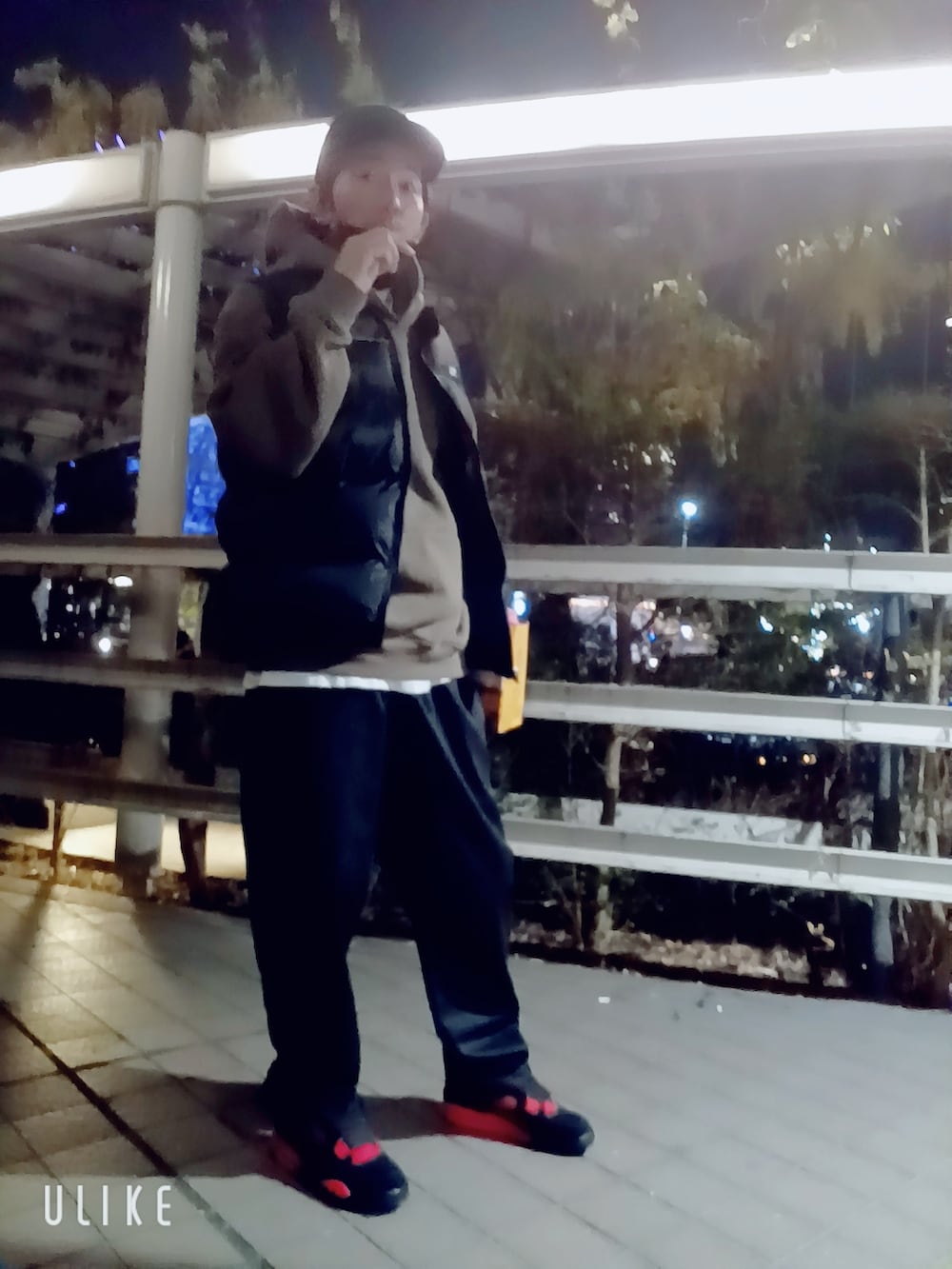 レッド系のスニーカー、ブラック系のその他パンツ、ブラウン系のパーカーを着用したメンズの秋コーディネートの2枚目の写真