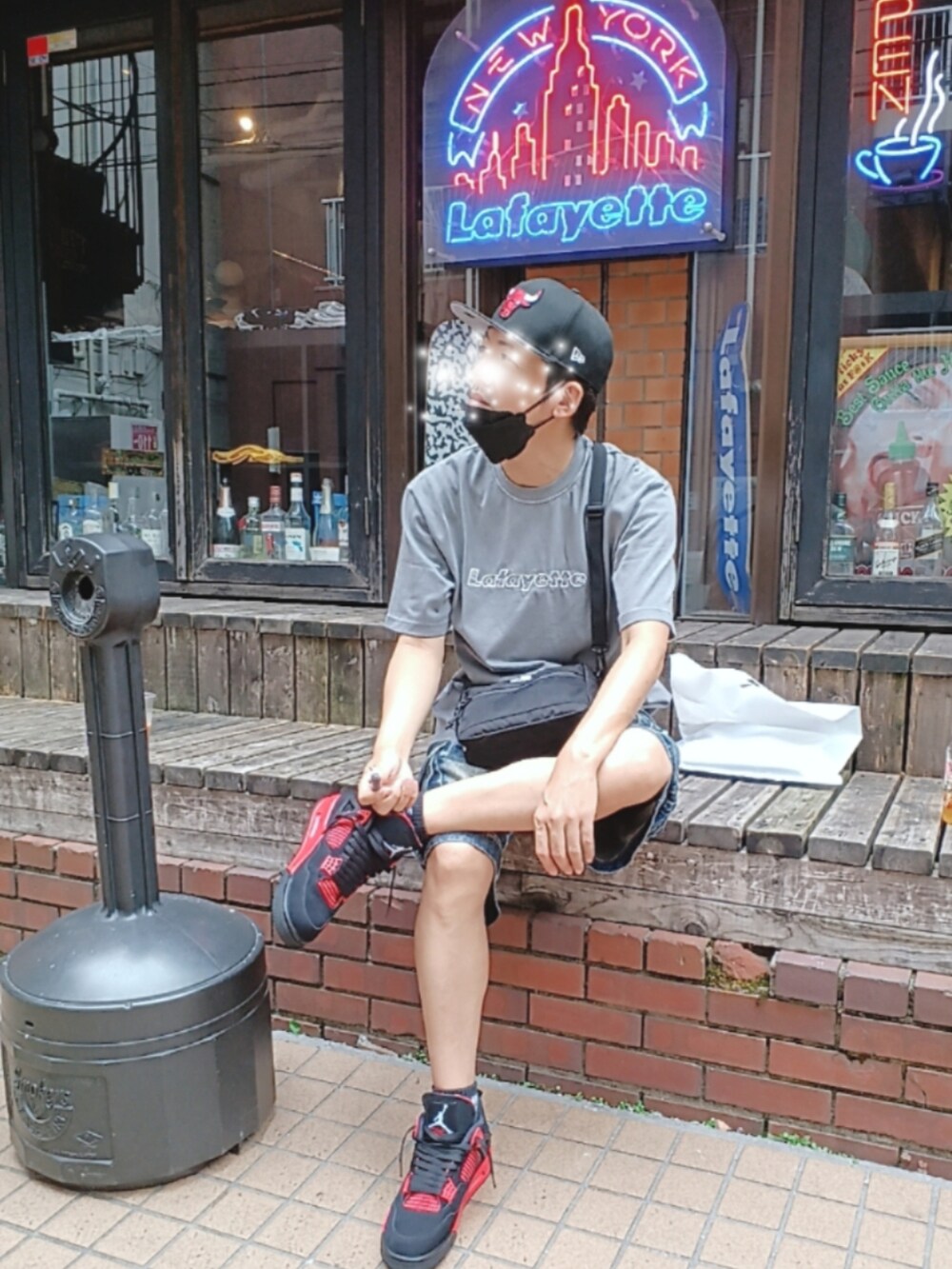 レッド系のスニーカー、グレー系のTシャツ/カットソー、ブラック系のキャップを着用したメンズの秋コーディネートの3枚目の写真