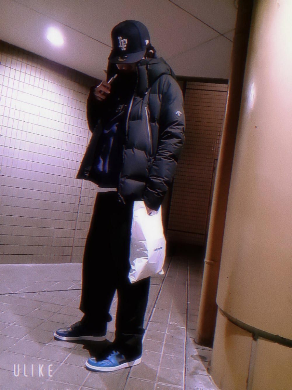 ブルー系のスニーカー、ブラック系のその他パンツ、ブルー系のパーカーを着用したメンズの冬コーディネートの3枚目の写真