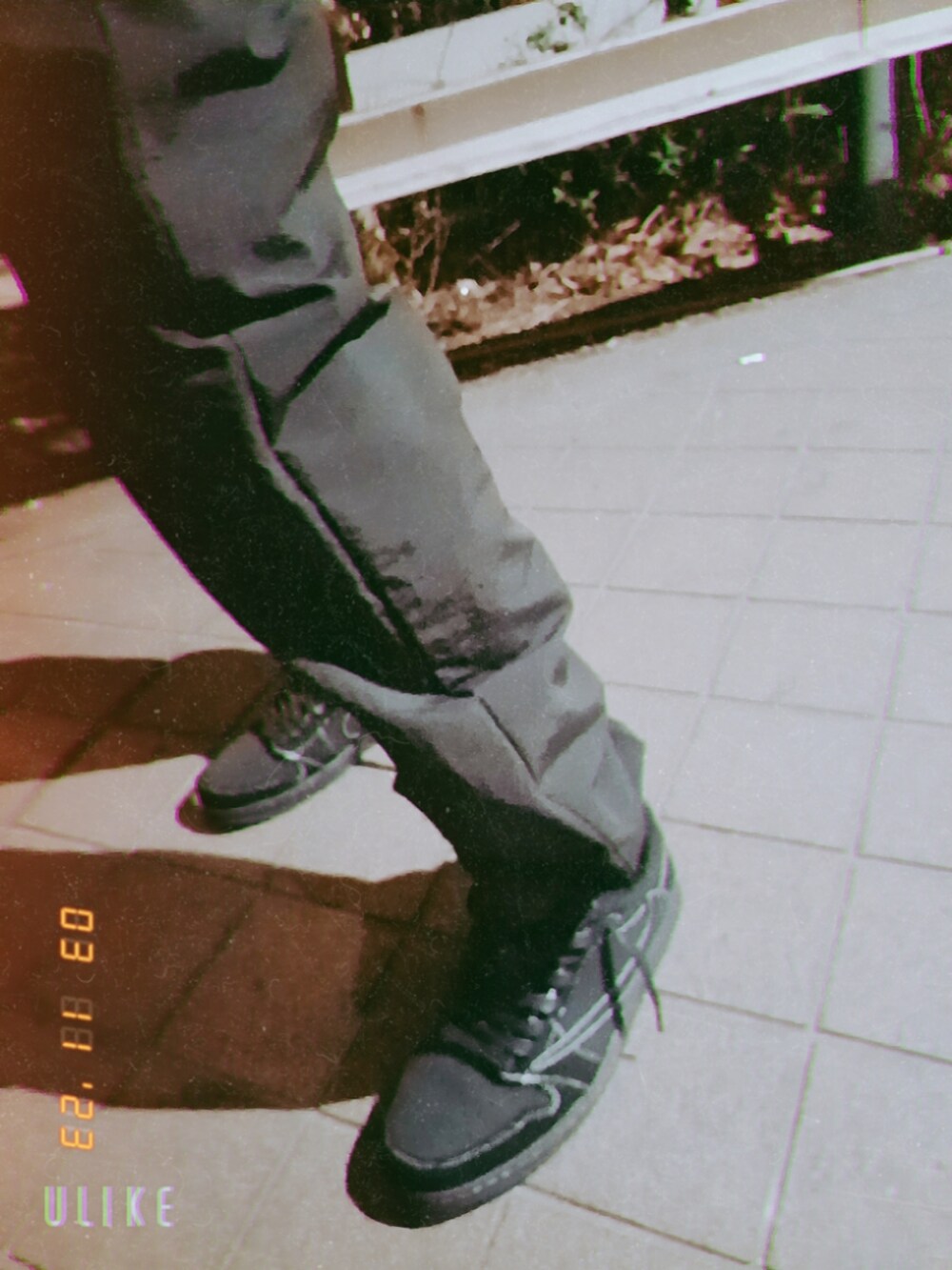 ベージュ系のスウェット、ブラック系のカーゴパンツ、ブラック系のスニーカーを着用したメンズの春コーディネートの2枚目の写真