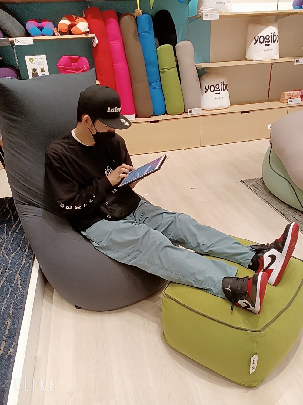 レッド系のスニーカー、ブルー系のその他パンツ、ブラック系のTシャツ/カットソーを着用したメンズの春コーディネートの2枚目の写真