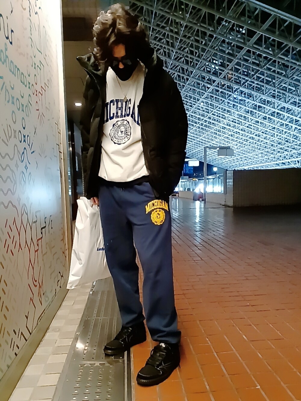 ブラック系のスニーカー、グレー系のスウェットパンツ、ホワイト系のスウェットを着用したメンズの冬コーディネートの3枚目の写真