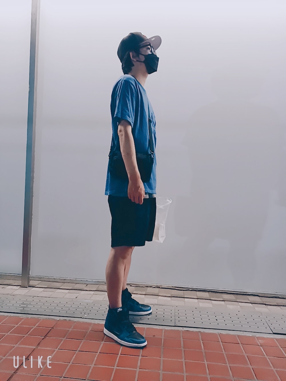 ブルー系のスニーカー、ブラック系のその他パンツ、ブルー系のTシャツ/カットソーを着用したメンズの夏コーディネートの2枚目の写真