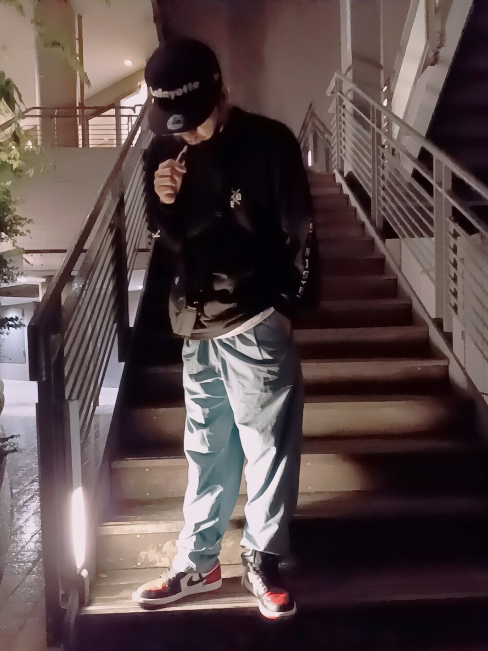 レッド系のスニーカー、ブルー系のその他パンツ、ブラック系のTシャツ/カットソーを着用したメンズの春コーディネートの4枚目の写真