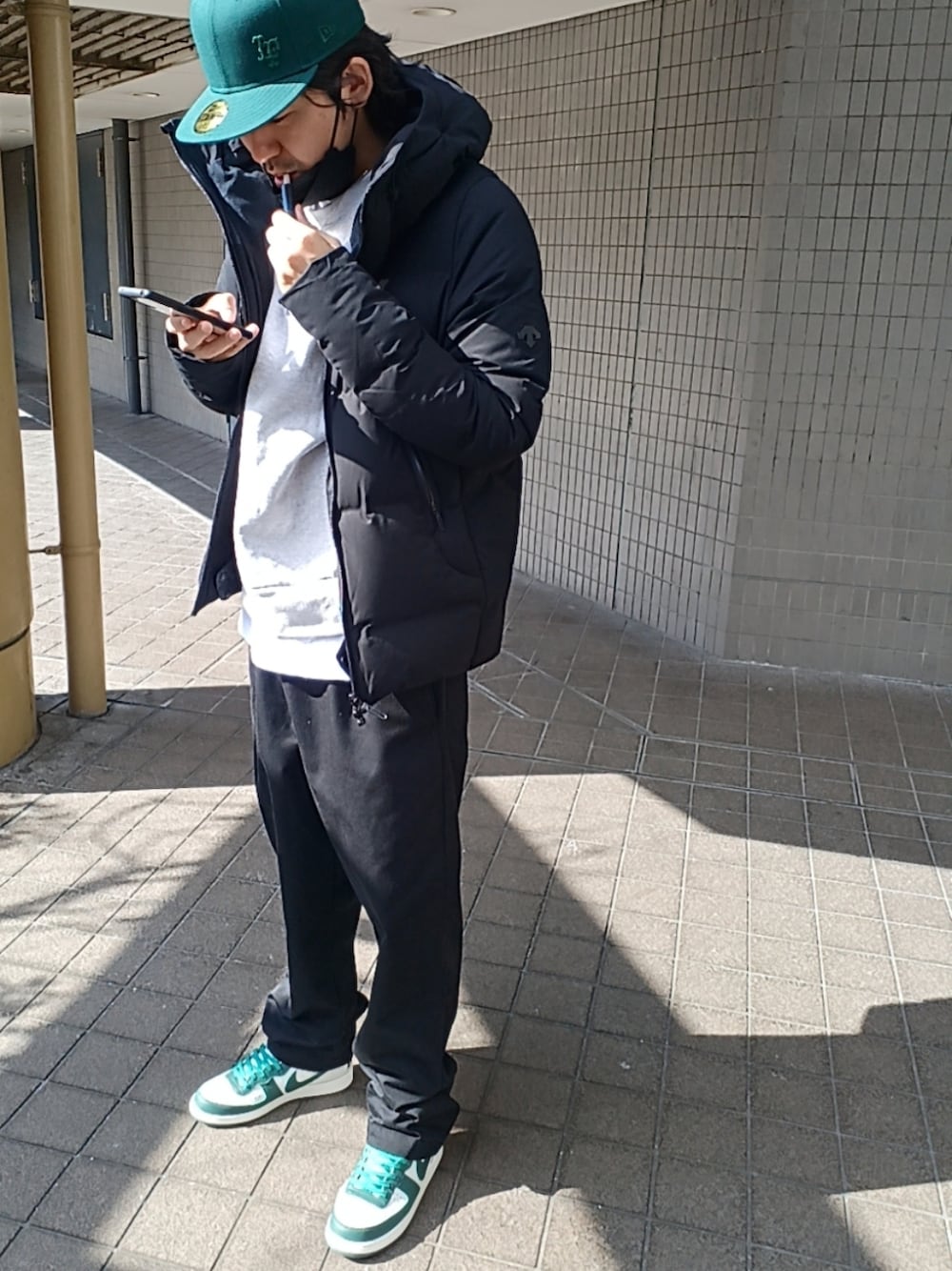 「ootd、冬コーデ、身長180cm、NIKE、ターミネーター、DESCENTE、水沢ダウン、lafayette、NEW ERA、おしゃれさんと繋がりたい、ストリート、楽チンコーデ、スニーカーコーデ、いいね、save、フォローお願いします🤑、オーバーサイズ」｜「NEW ERAのアイテム（キャップ、グリーン系）」を使った、itsuka&Tさん（メンズ・180cm）の冬コーディネートの3枚目の写真