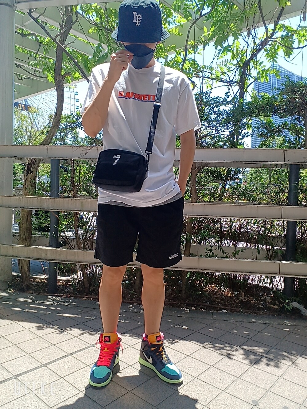 その他のスニーカー、ブラック系のその他パンツ、ホワイト系のTシャツ/カットソーを着用したメンズの夏コーディネートの3枚目の写真
