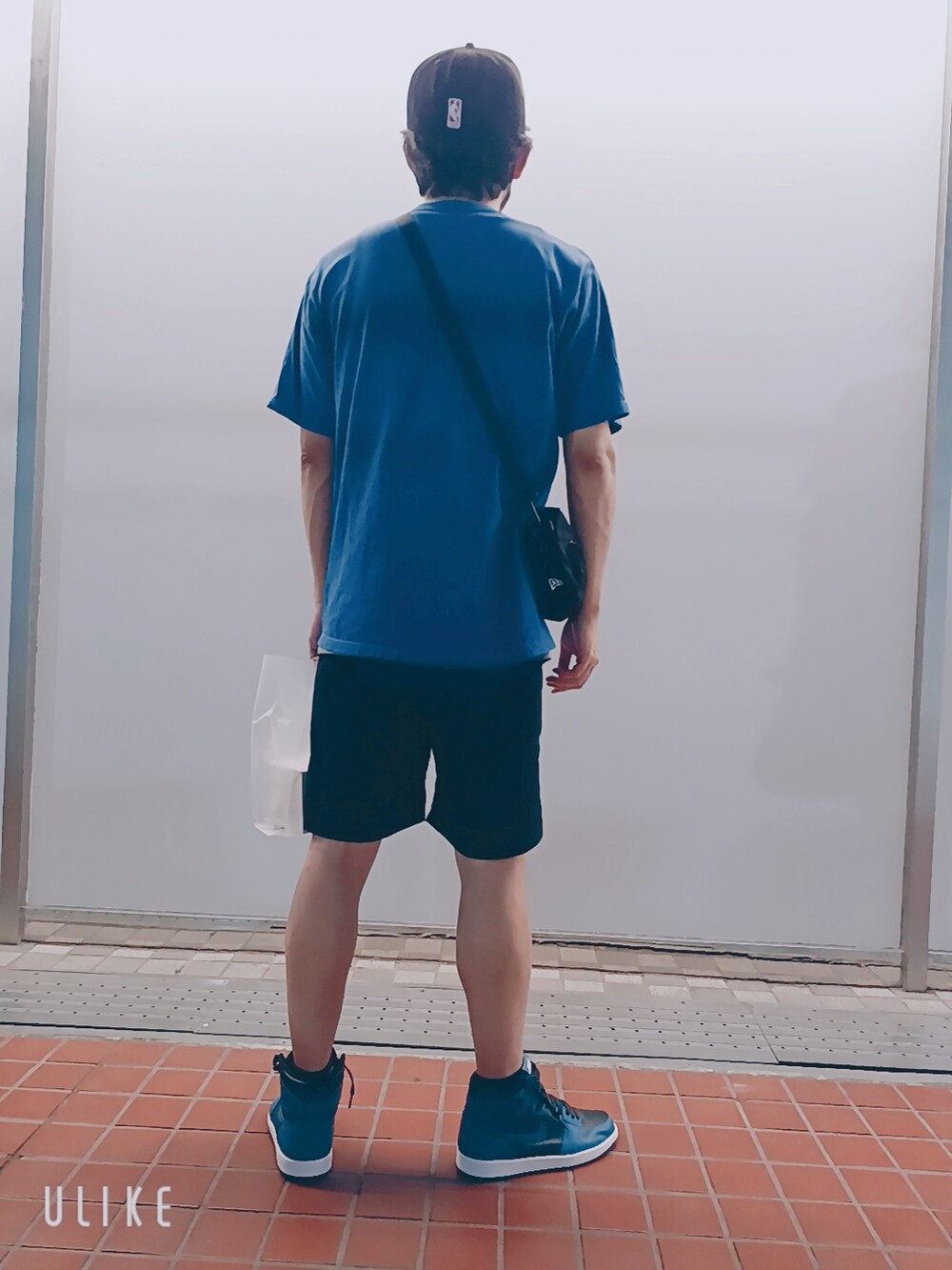 ブルー系のスニーカー、ブラック系のその他パンツ、ブルー系のTシャツ/カットソーを着用したメンズの夏コーディネートの3枚目の写真