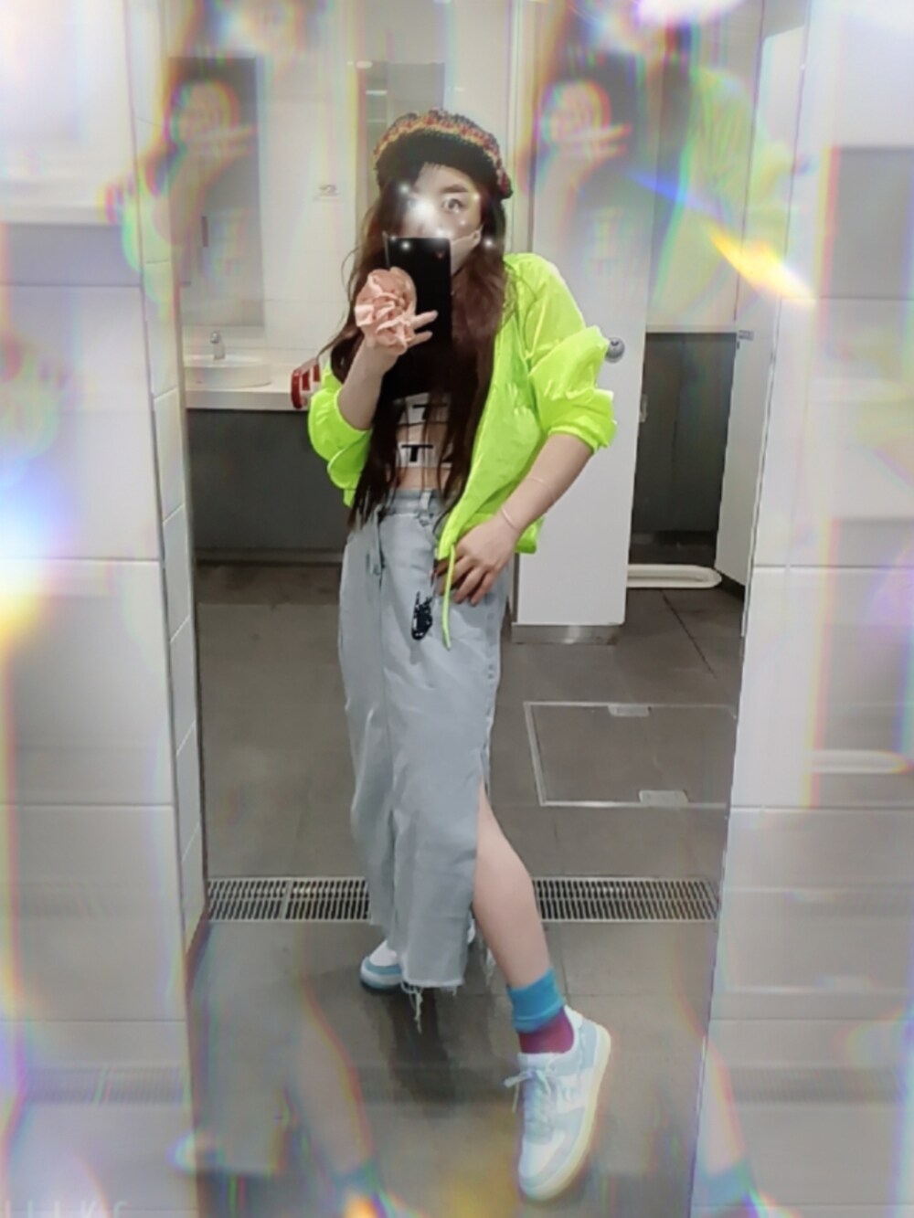 ブルー系のスニーカー、ブルー系のスカート、ブラック系のタンクトップを着用したレディースの秋コーディネートの2枚目の写真