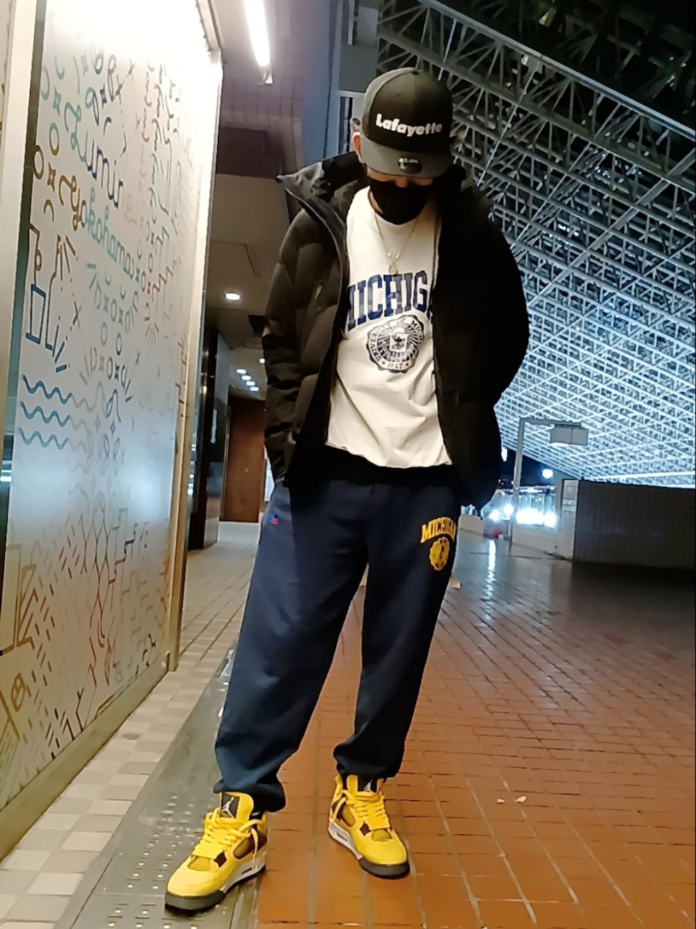 イエロー系のスニーカー、グレー系のスウェットパンツ、ホワイト系のスウェットを着用したメンズの冬コーディネートの3枚目の写真