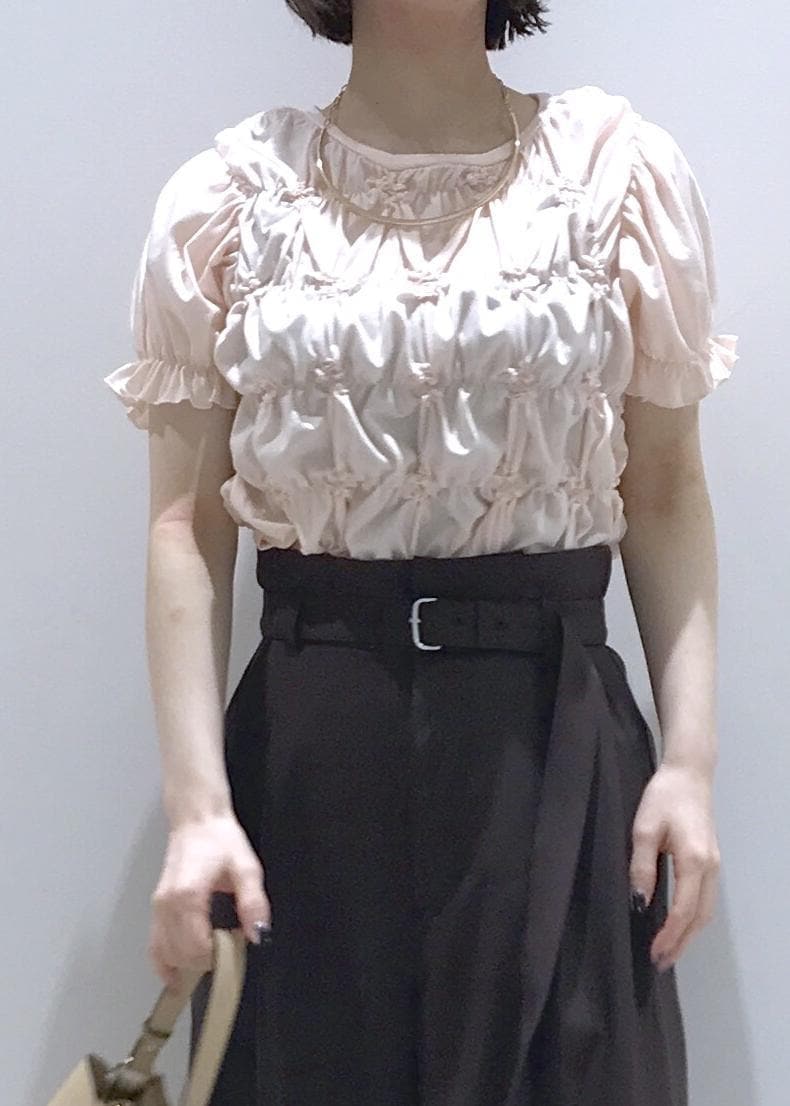 ベージュ系のパンプス、ブラウン系のその他パンツ、ピンク系のTシャツ/カットソーを着用したレディースの夏コーディネートの5枚目の写真