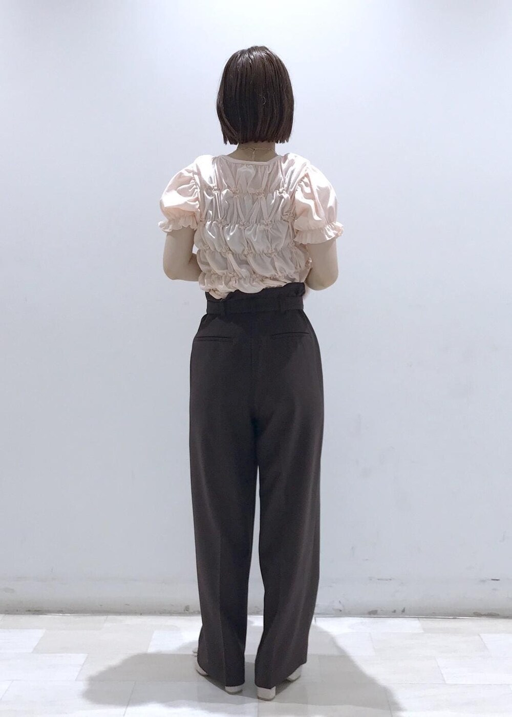 ベージュ系のパンプス、ブラウン系のその他パンツ、ピンク系のTシャツ/カットソーを着用したレディースの夏コーディネートの4枚目の写真