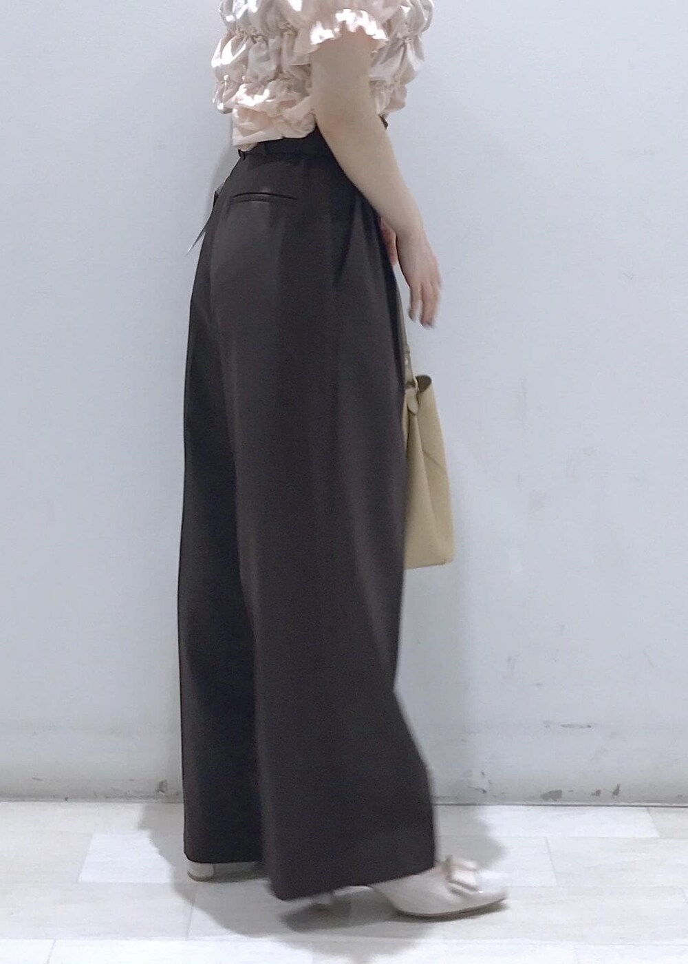 ベージュ系のパンプス、ブラウン系のその他パンツ、ピンク系のTシャツ/カットソーを着用したレディースの夏コーディネートの9枚目の写真