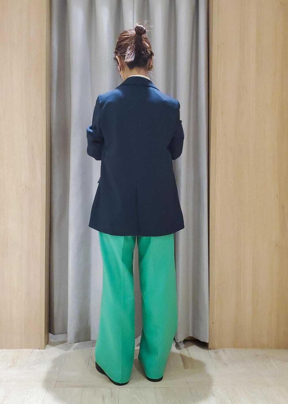 ホワイト系のローファー、ホワイト系のその他トップス、グリーン系のスラックスを着用したレディースの冬コーディネートの3枚目の写真