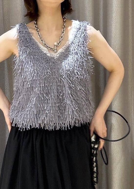 ブラック系のサンダル、ブラック系のスカート、グレー系のタンクトップを着用したレディースの夏コーディネートの4枚目の写真