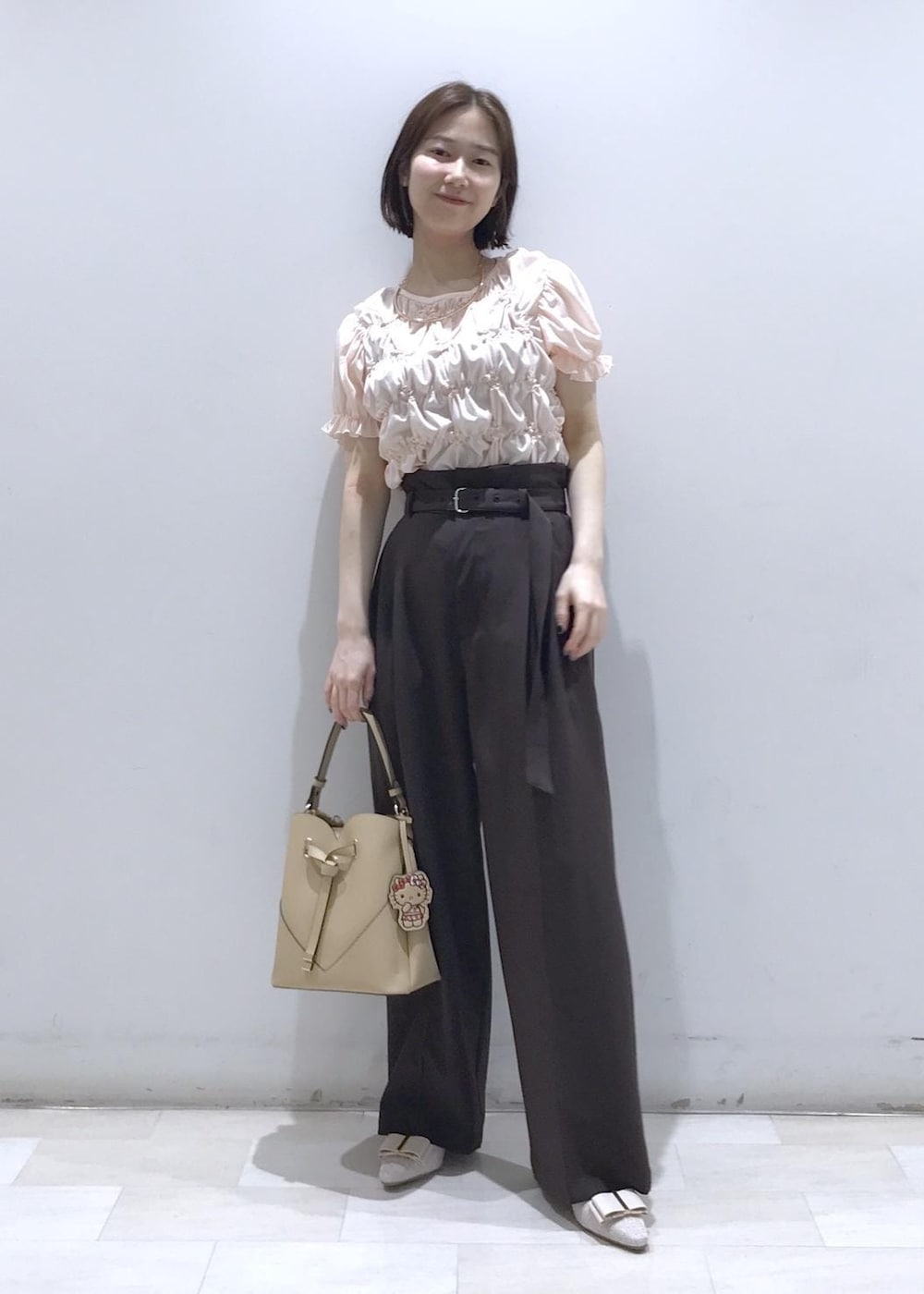 ベージュ系のパンプス、ブラウン系のその他パンツ、ピンク系のTシャツ/カットソーを着用したレディースの夏コーディネートの2枚目の写真