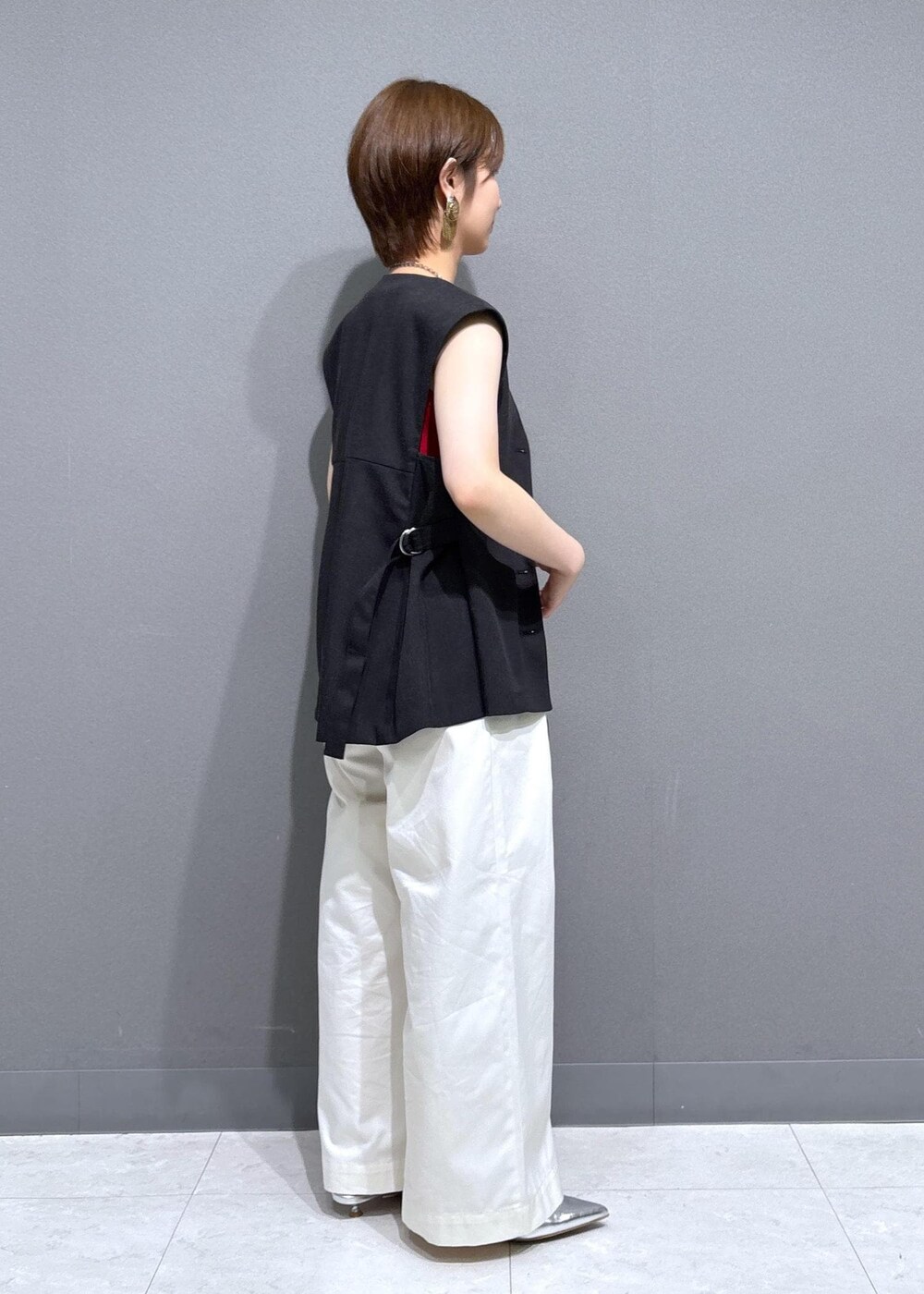 シルバー系のパンプス、レッド系のタンクトップ、ホワイト系のその他パンツを着用したレディースの夏コーディネートの3枚目の写真