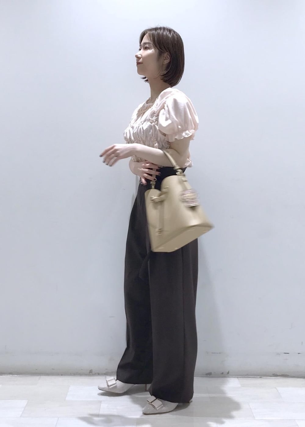 ベージュ系のパンプス、ブラウン系のその他パンツ、ピンク系のTシャツ/カットソーを着用したレディースの夏コーディネートの3枚目の写真