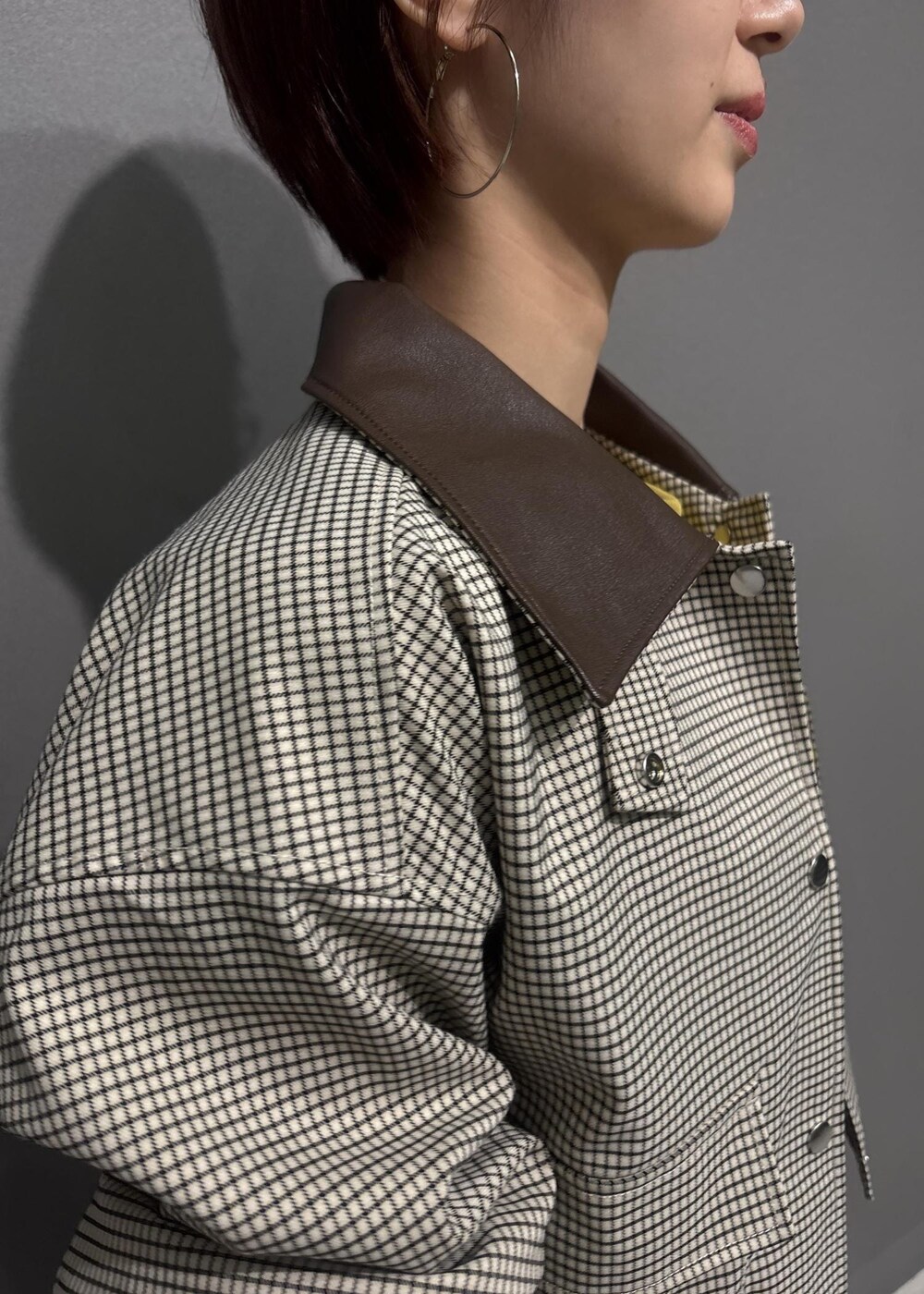 ブラウン系のショルダーバッグ、ブラック系のローファー、イエロー系のTシャツ/カットソーを着用したレディースの秋コーディネートの6枚目の写真