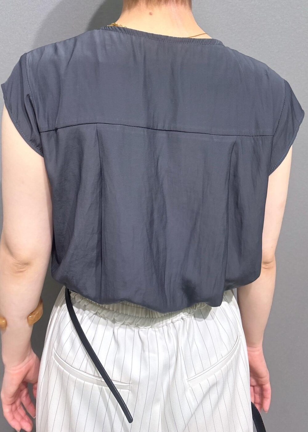 レッド系のサンダル、ブラック系のショルダーバッグ、ホワイト系のその他パンツを着用したレディースの夏コーディネートの6枚目の写真