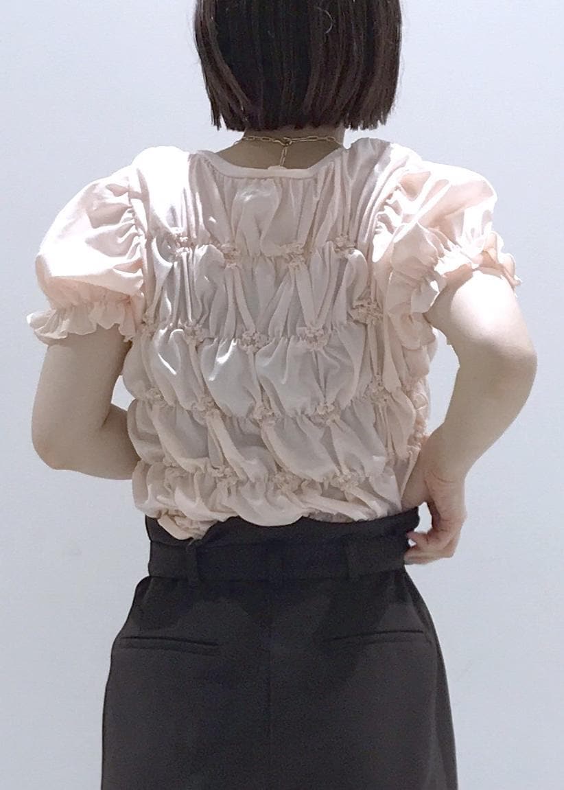 ベージュ系のパンプス、ブラウン系のその他パンツ、ピンク系のTシャツ/カットソーを着用したレディースの夏コーディネートの7枚目の写真