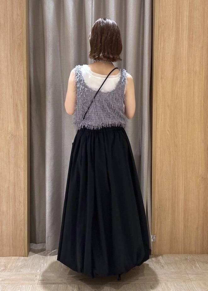 ブラック系のサンダル、ブラック系のスカート、グレー系のタンクトップを着用したレディースの夏コーディネートの3枚目の写真