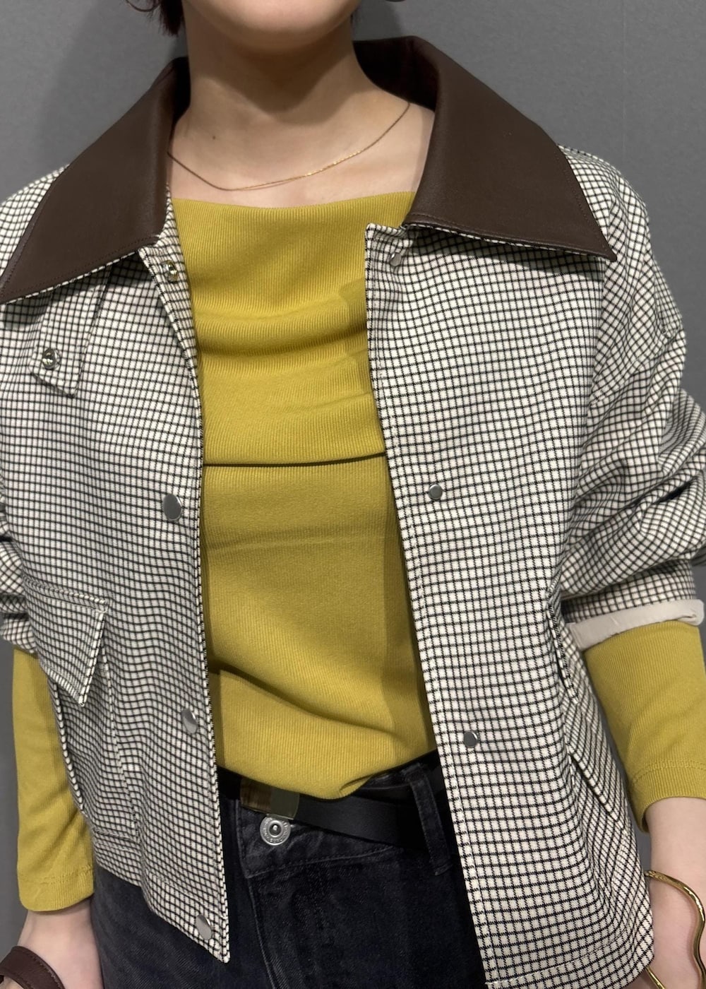 ブラウン系のショルダーバッグ、ブラック系のローファー、イエロー系のTシャツ/カットソーを着用したレディースの秋コーディネートの3枚目の写真