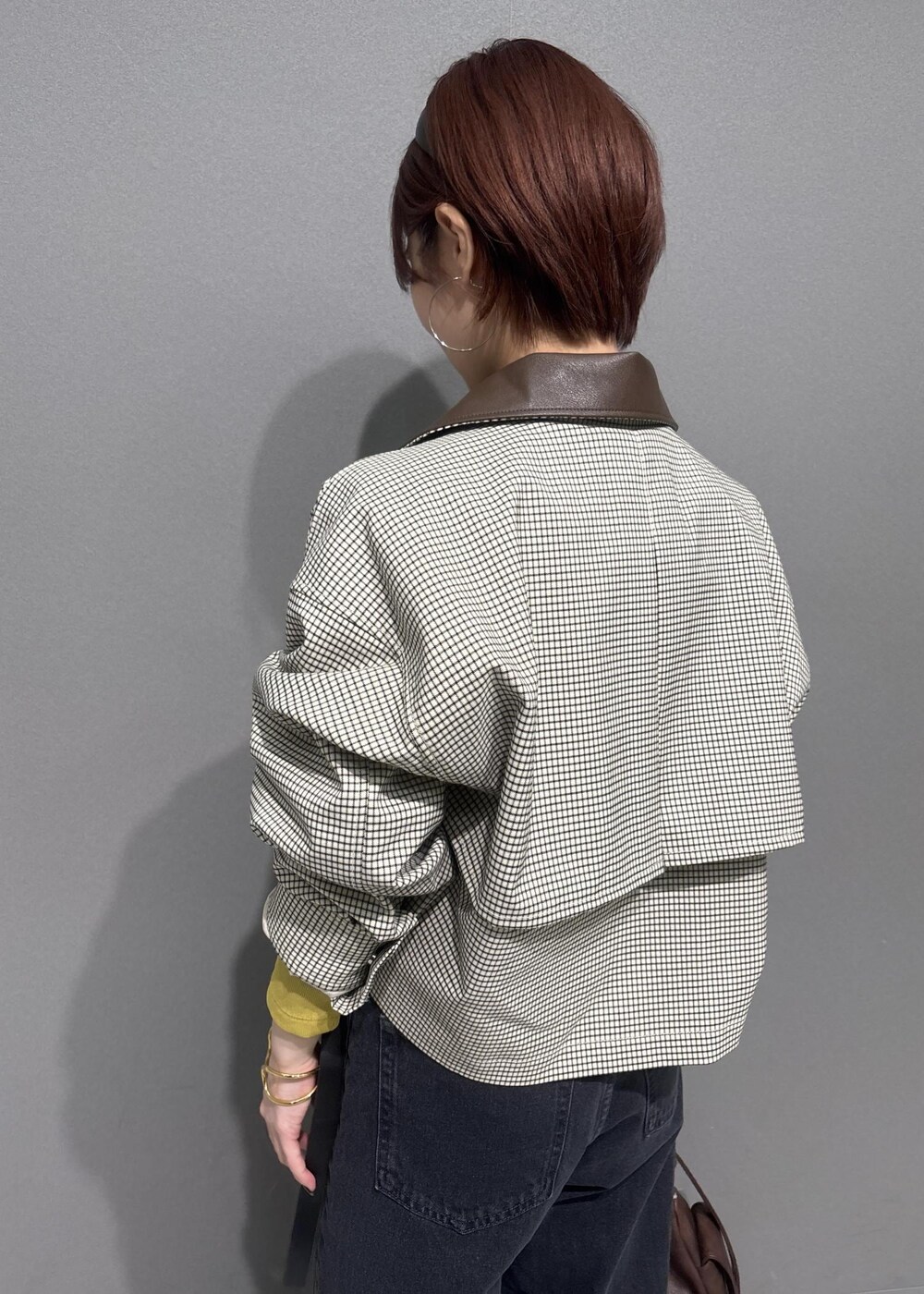 ブラウン系のショルダーバッグ、ブラック系のローファー、イエロー系のTシャツ/カットソーを着用したレディースの秋コーディネートの4枚目の写真