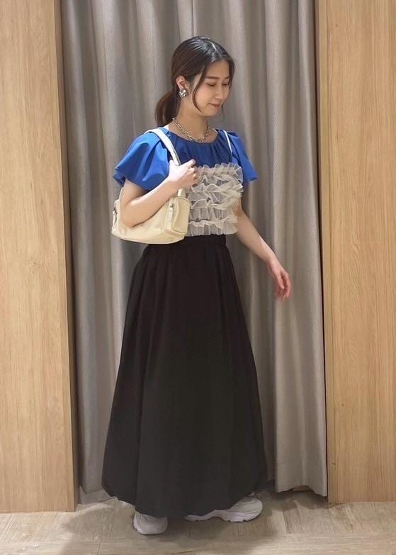 ホワイト系のハンドバッグ、ブルー系のTシャツ/カットソー、ブラック系のスカートを着用したレディースの春コーディネートの2枚目の写真