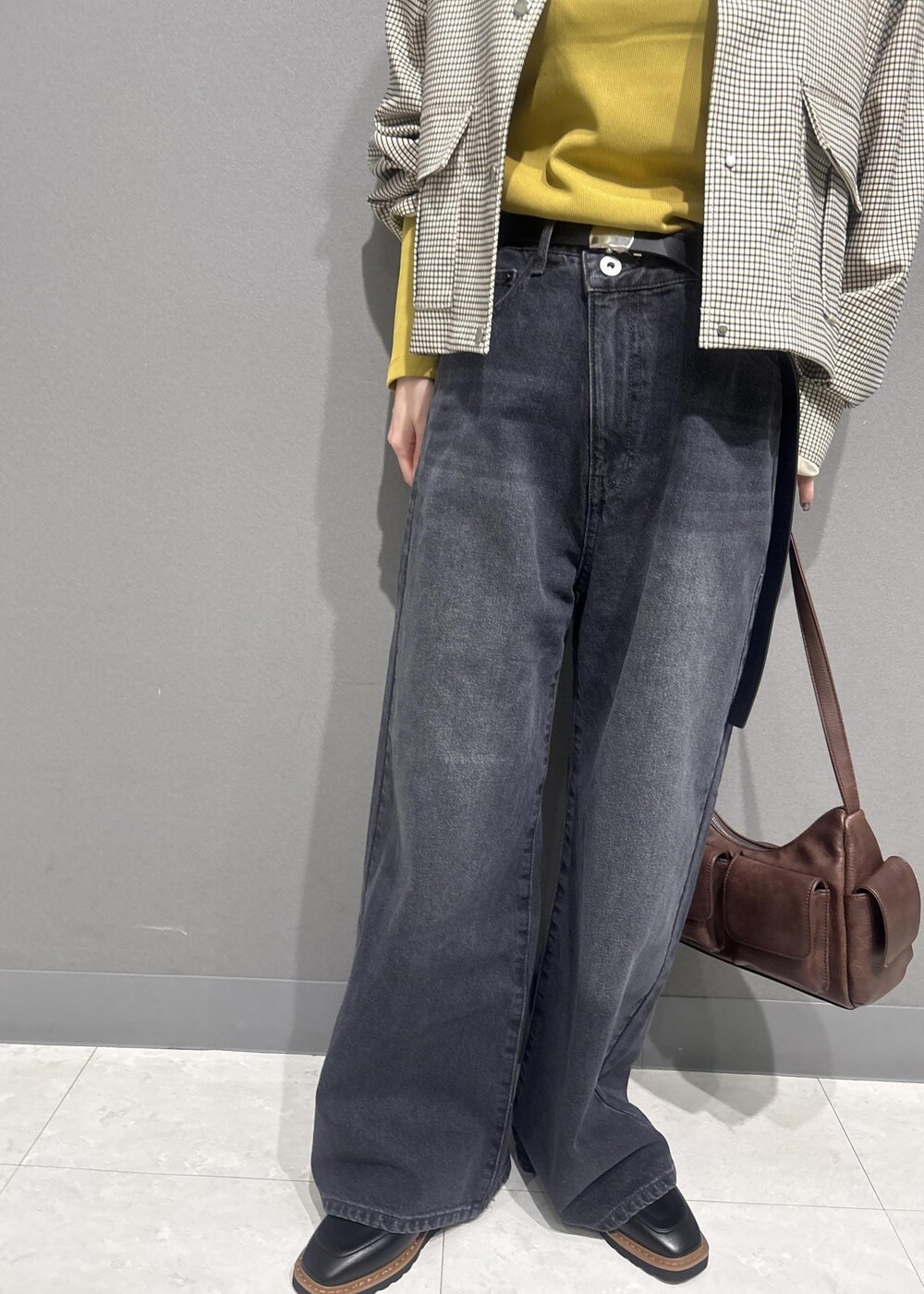 ブラウン系のショルダーバッグ、ブラック系のローファー、イエロー系のTシャツ/カットソーを着用したレディースの秋コーディネートの7枚目の写真