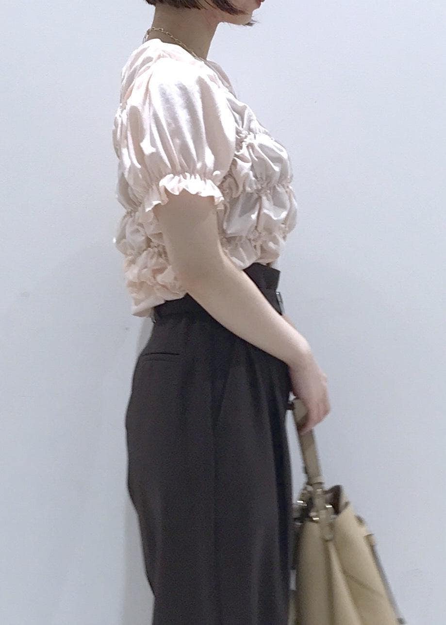 ベージュ系のパンプス、ブラウン系のその他パンツ、ピンク系のTシャツ/カットソーを着用したレディースの夏コーディネートの6枚目の写真