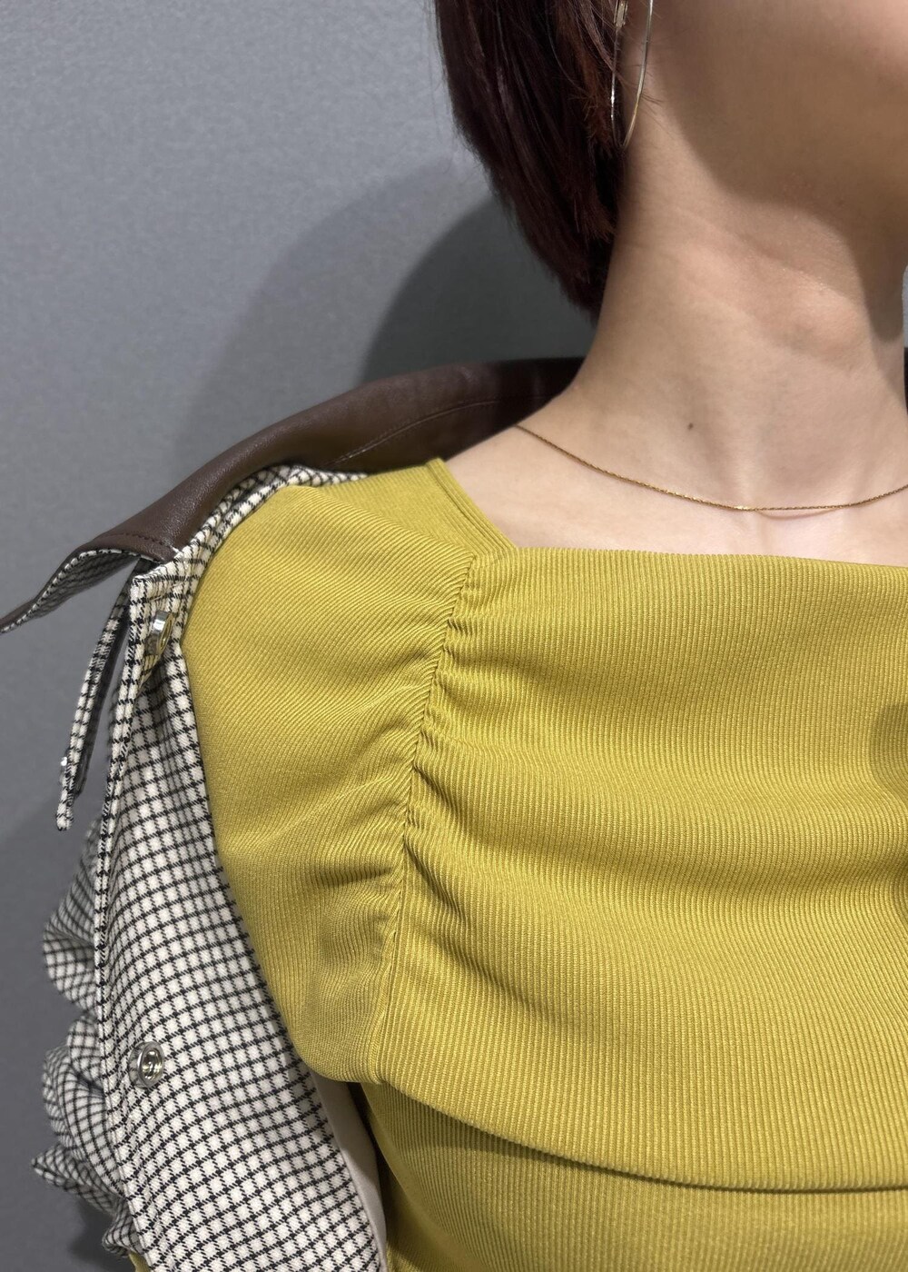 ブラウン系のショルダーバッグ、ブラック系のローファー、イエロー系のTシャツ/カットソーを着用したレディースの秋コーディネートの5枚目の写真