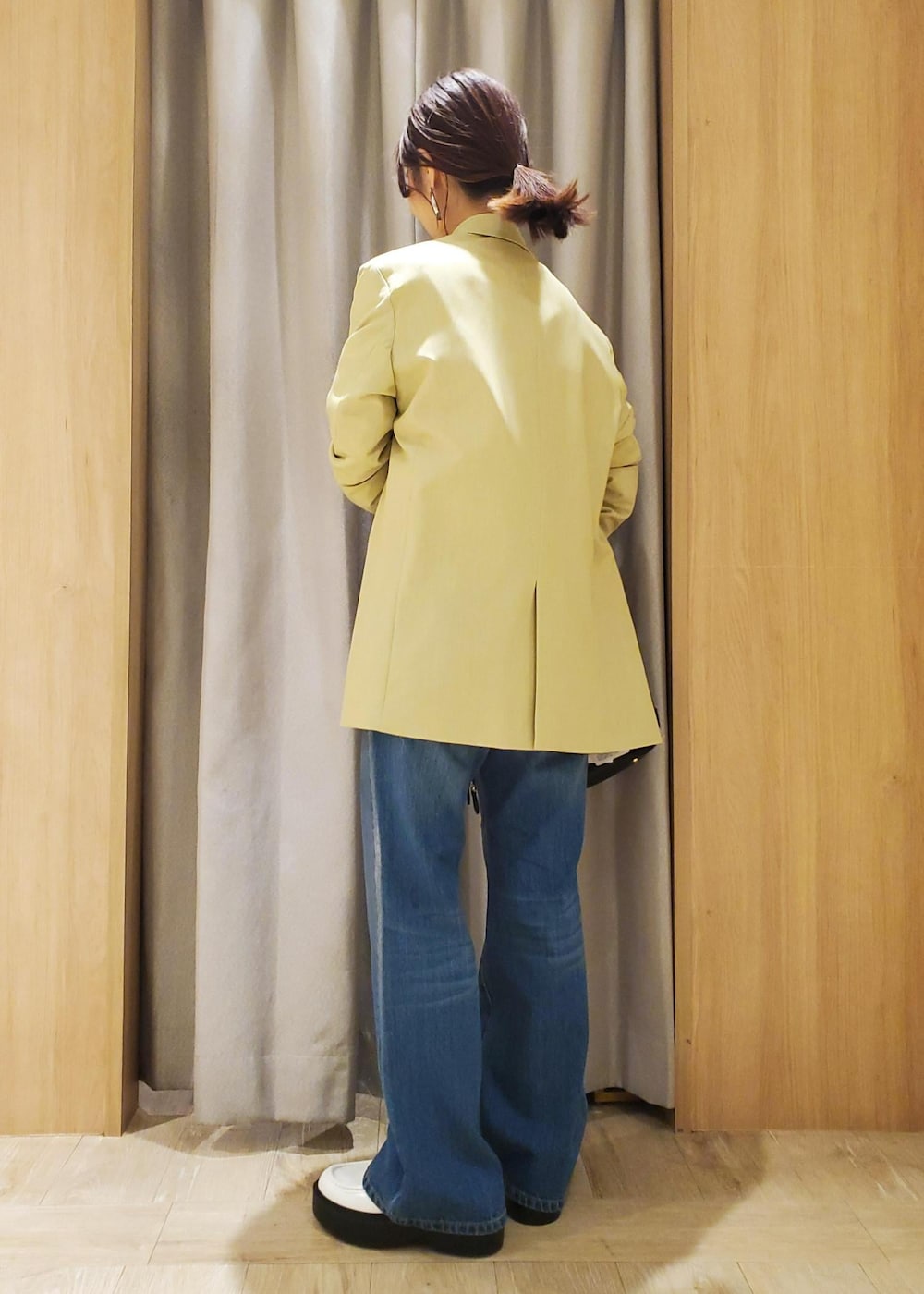 ホワイト系のローファー、ホワイト系のスウェット、ブルー系のデニムパンツを着用したレディースの冬コーディネートの3枚目の写真