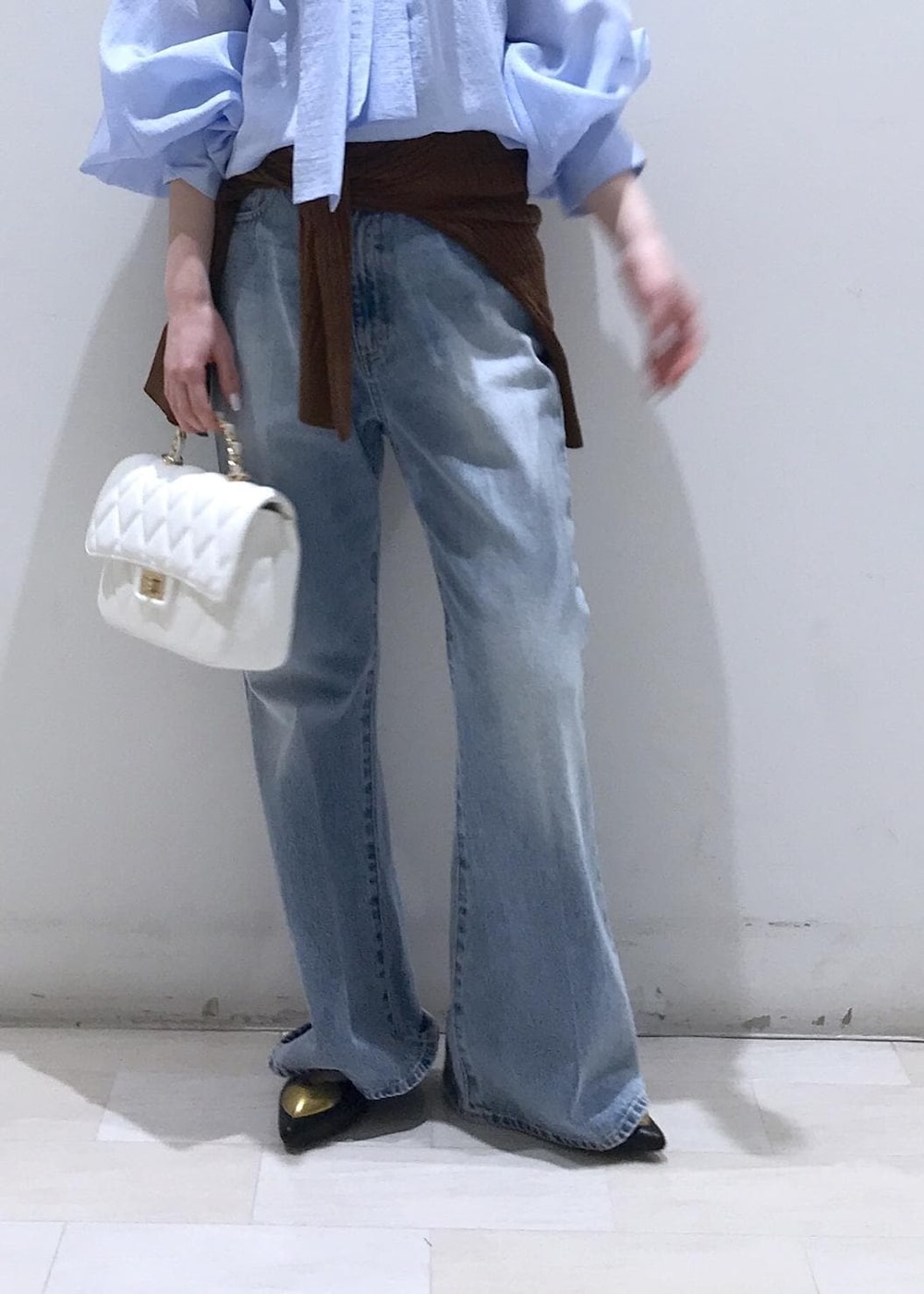 ブラック系のバレエシューズ、ブラウン系のカーディガン/ボレロ、ホワイト系のショルダーバッグを着用したレディースの冬コーディネートの8枚目の写真