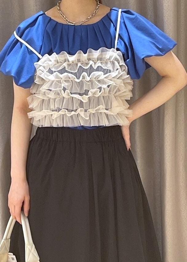 ホワイト系のハンドバッグ、ブルー系のTシャツ/カットソー、ブラック系のスカートを着用したレディースの春コーディネートの3枚目の写真