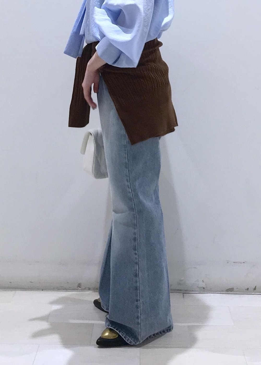 ブラック系のバレエシューズ、ブラウン系のカーディガン/ボレロ、ホワイト系のショルダーバッグを着用したレディースの冬コーディネートの9枚目の写真