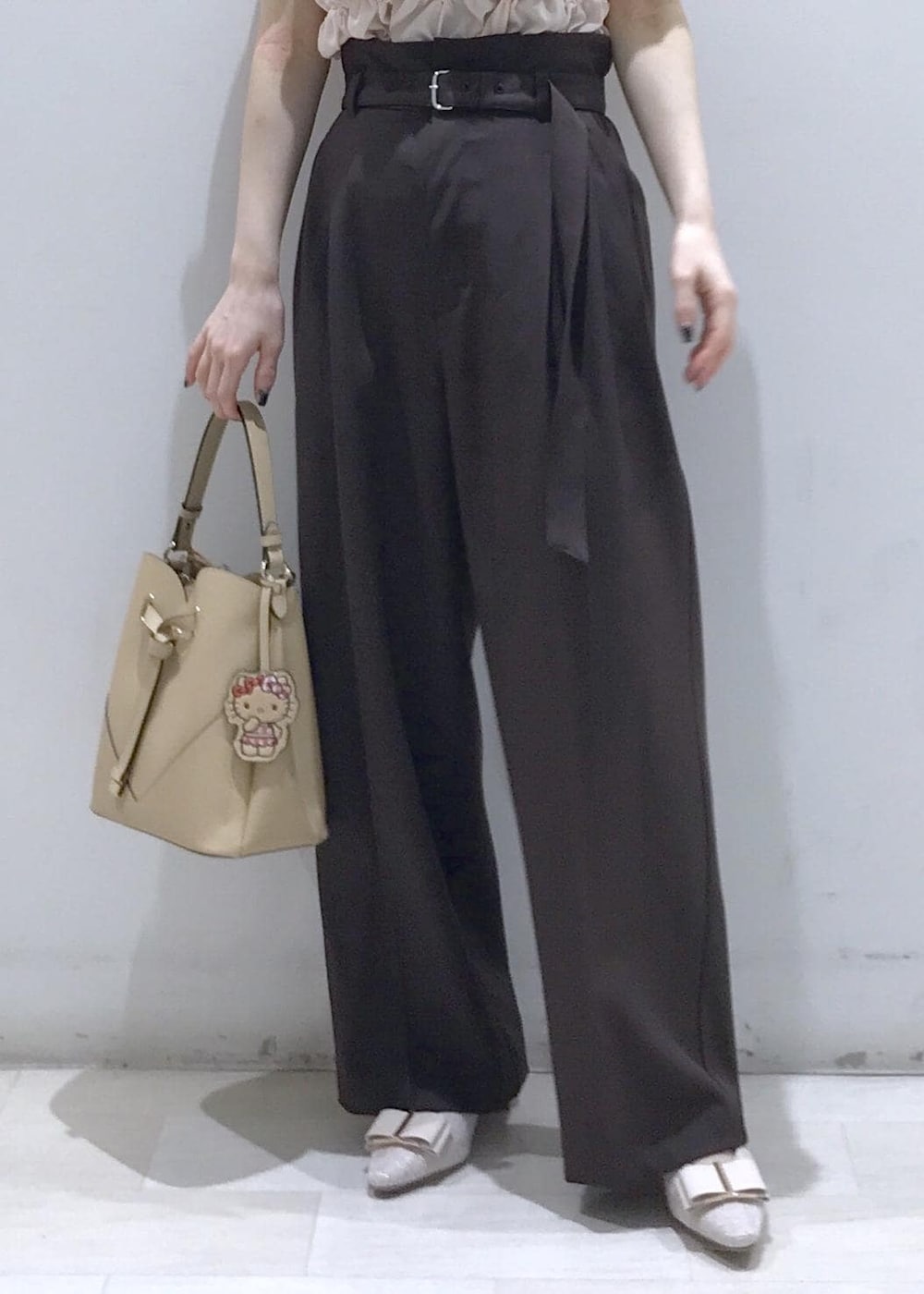 ベージュ系のパンプス、ブラウン系のその他パンツ、ピンク系のTシャツ/カットソーを着用したレディースの夏コーディネートの8枚目の写真