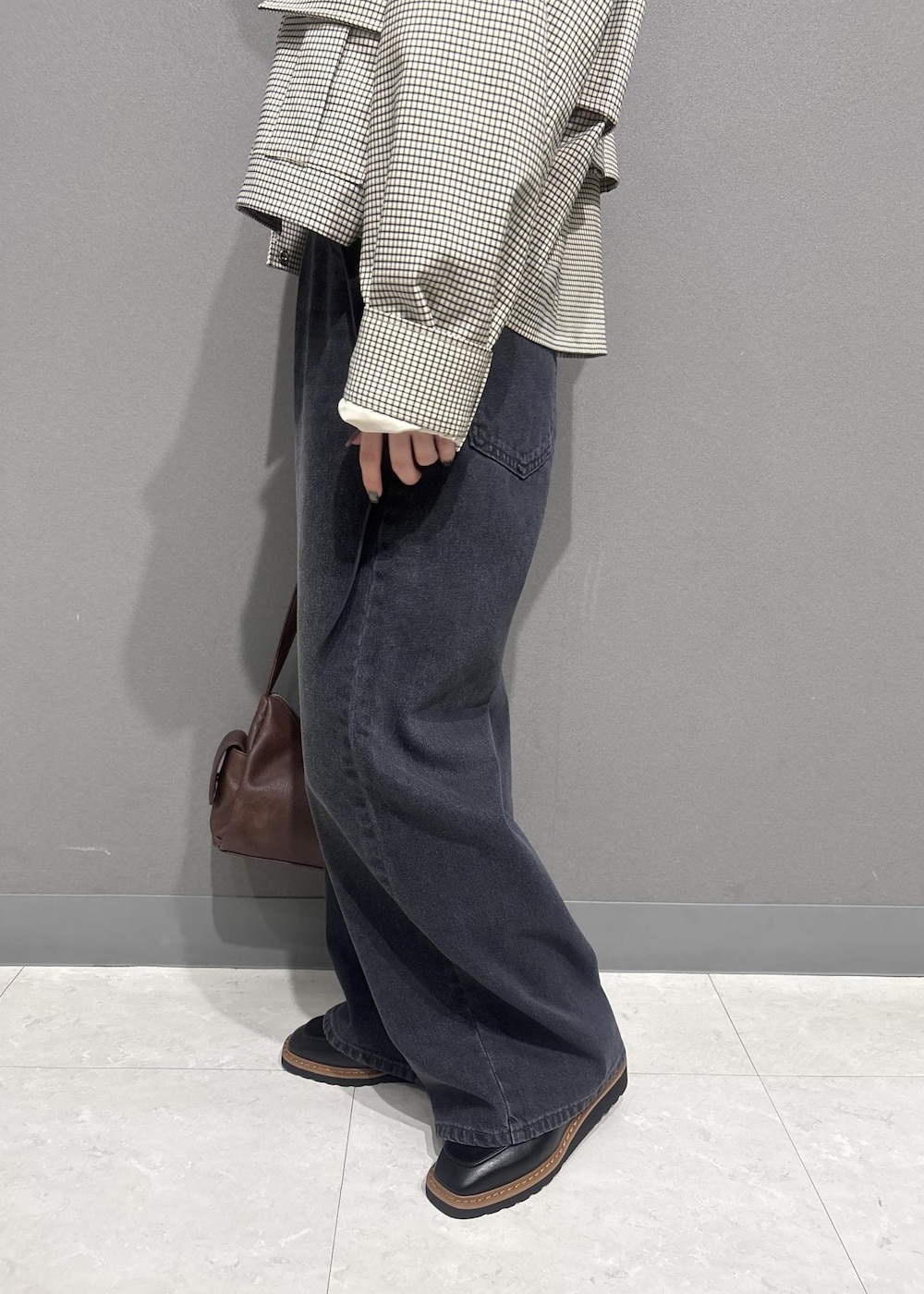 ブラウン系のショルダーバッグ、ブラック系のローファー、イエロー系のTシャツ/カットソーを着用したレディースの秋コーディネートの8枚目の写真