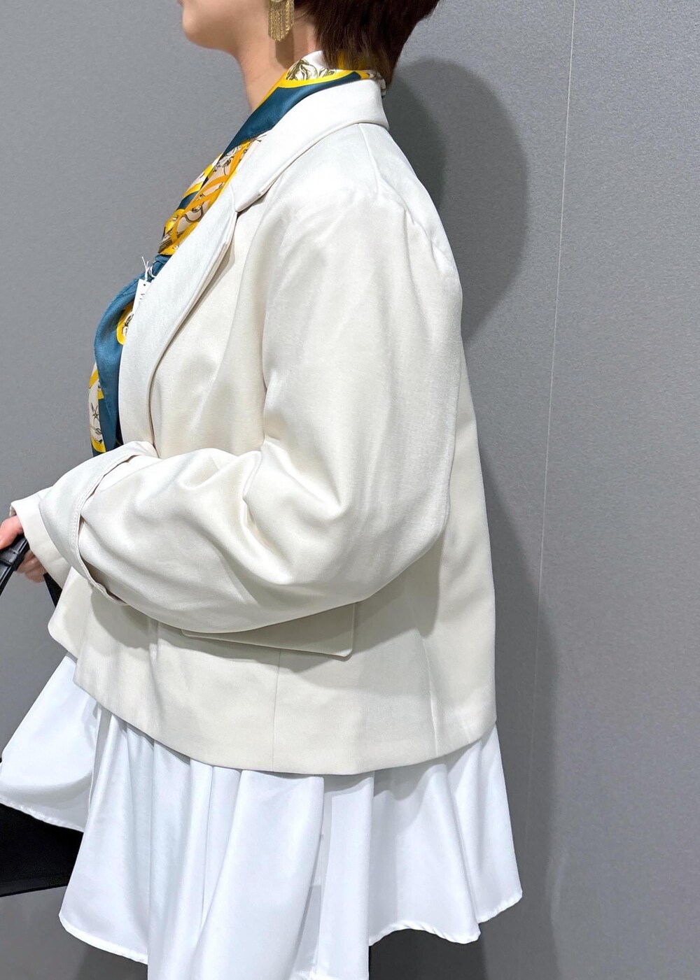 ホワイト系のシャツ/ブラウス、ブラック系のハンドバッグ、ブラック系のローファーを着用したレディースの冬コーディネートの6枚目の写真