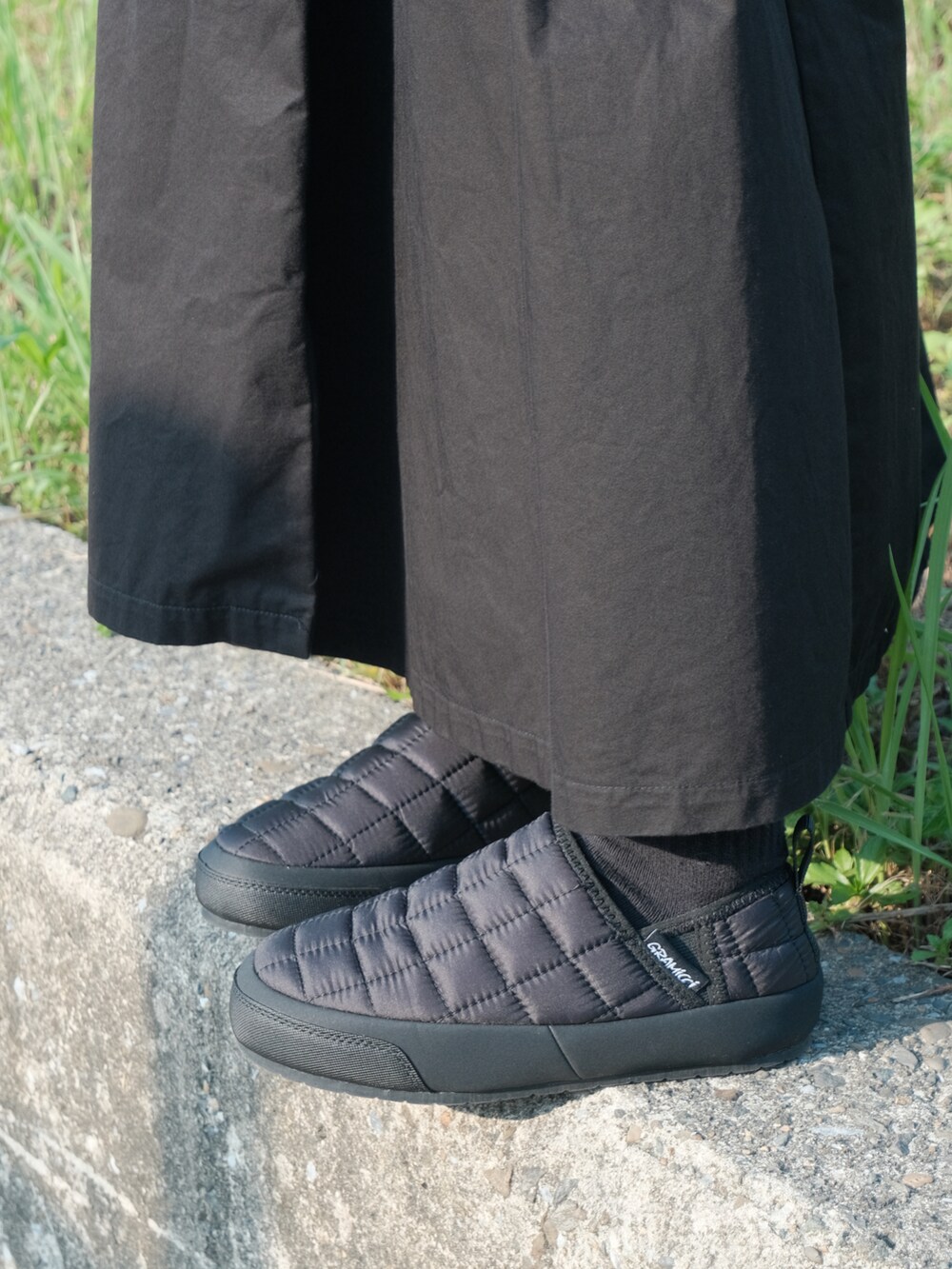 「休日スタイル」｜「Gramicciの"GRAMICCI" Thermal Moc（スリッポン、ブラック系）」を使った、Anita🍎さん（レディース・163cm）の夏コーディネートの4枚目の写真