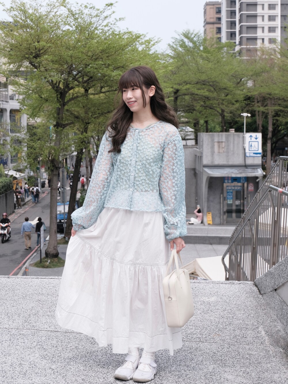 「シンプルコーデ」｜「niko and...のアイテム（トップス、ブルー系）」を使った、Anita🍎さん（レディース・163cm）の春コーディネートの2枚目の写真