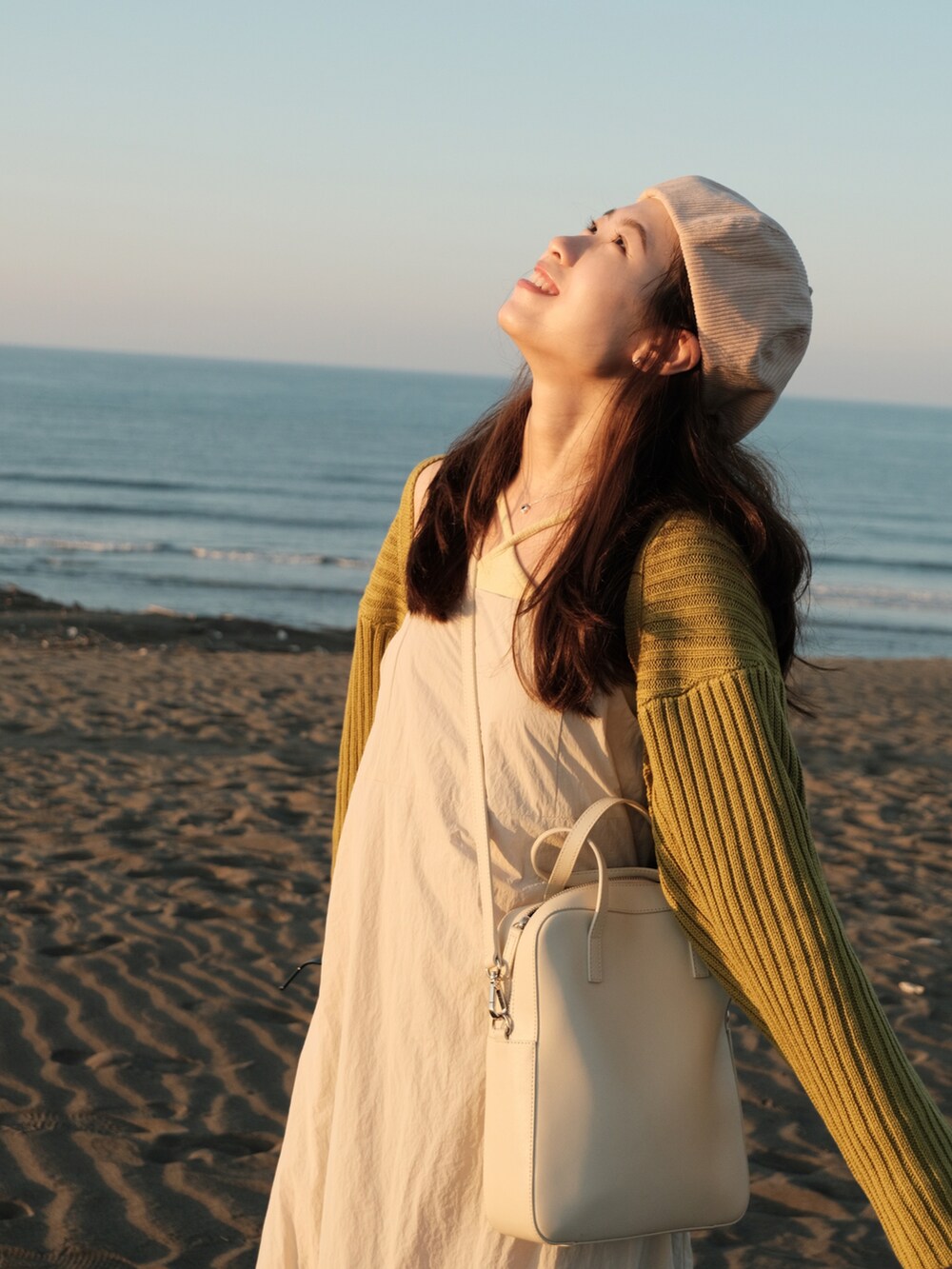 「大人カジュアル」｜「GRLのアイテム（ワンピース、ベージュ系）」を使った、Anita🍎さん（レディース・163cm）の秋コーディネートの3枚目の写真