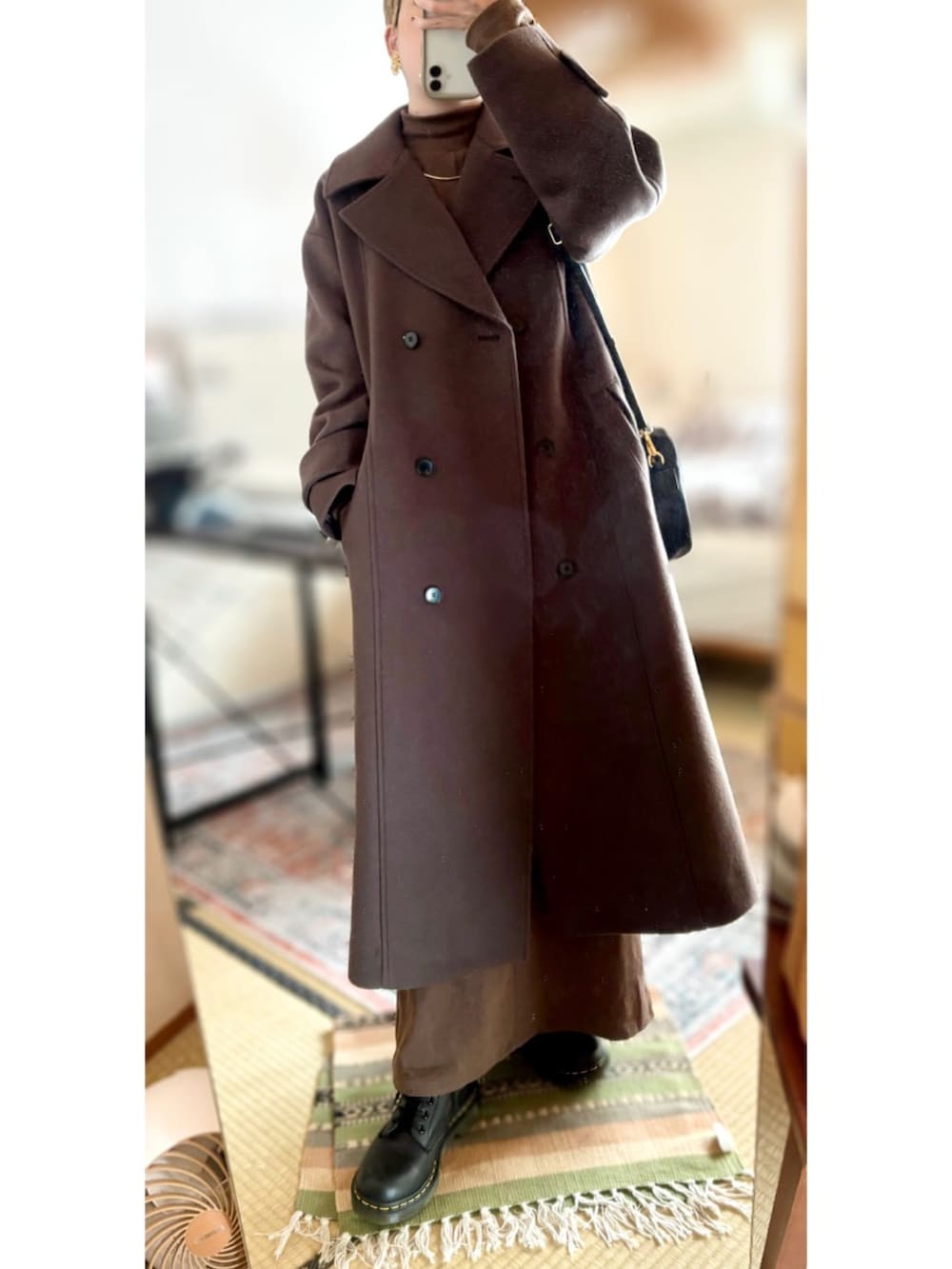 ホワイト系のワンピース、ブラック系のショルダーバッグ、ブラウン系のワンピースを着用したレディースの秋コーディネートの2枚目の写真